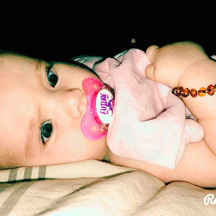 Maëlys participe au concours pour gagner de l'argent avec cette photo : black_hair, cheek, child, eye, finger, girl, hand, infant, lip, mouth, nail, neck, nose, product, skin