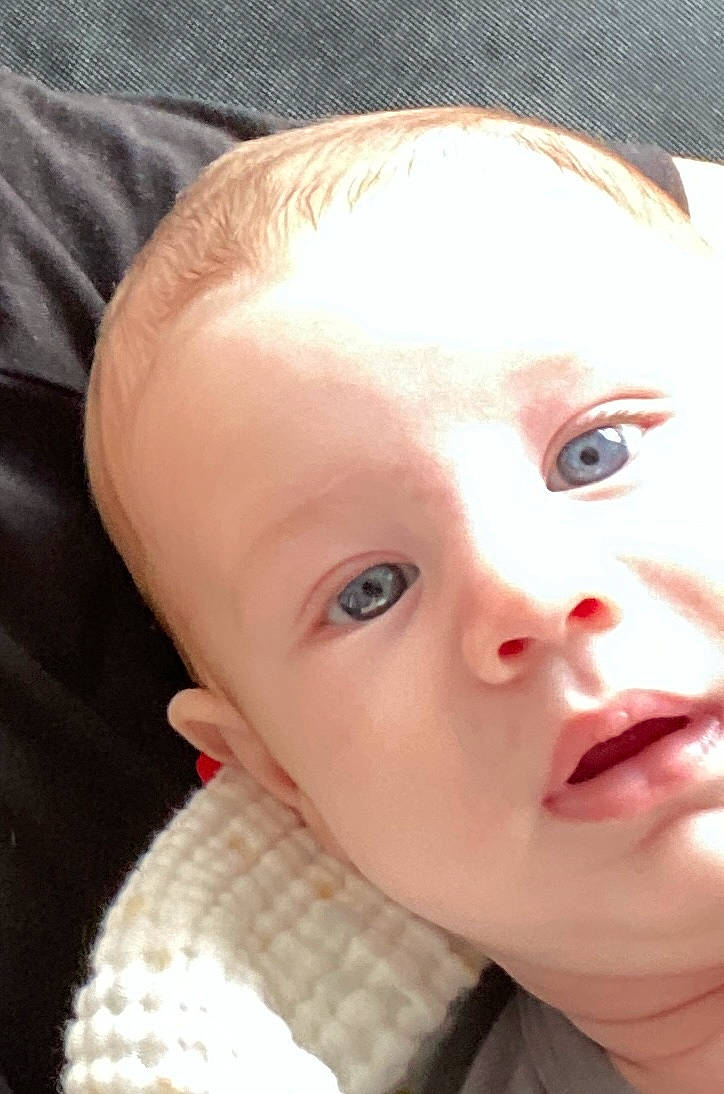 Hugo participe au concours pour gagner de l'argent avec cette photo : baby, baby_toddler_clothing, cheek, child, comfort, ear, eyebrow, eyelash, fun, happy, iris, lip, mouth, no_expression, nose, person, portrait_photography, skin, toddler, window