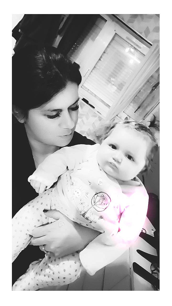 Kanélïa participe au concours pour gagner de l'argent avec cette photo : baby, beauty, black, black_and_white, cheek, child, eyebrow, eyelash, face, flash_photography, gesture, hairstyle, happy, lip, monochrome, monochrome_photography, person, sitting, stock_photography, style