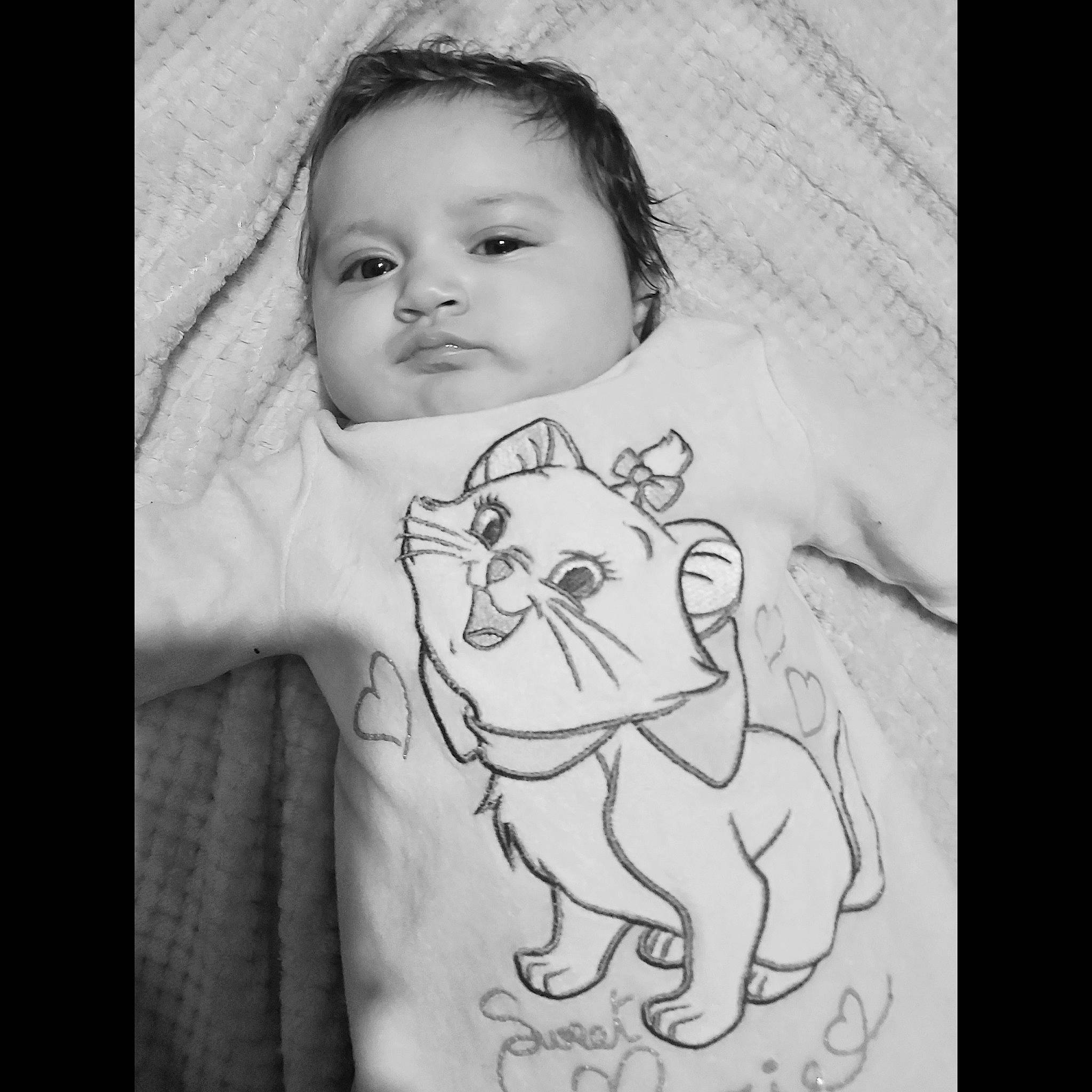 Kanélïa a rejoint le concours — aidez-le/la à gagner de superbes lots ! art, baby, baby_toddler_clothing, black_and_white, chest, comfort, cool, flash_photography, gesture, grey, happy, head, mouth, neck, organ, person, sleeve, style, t_shirt, textile