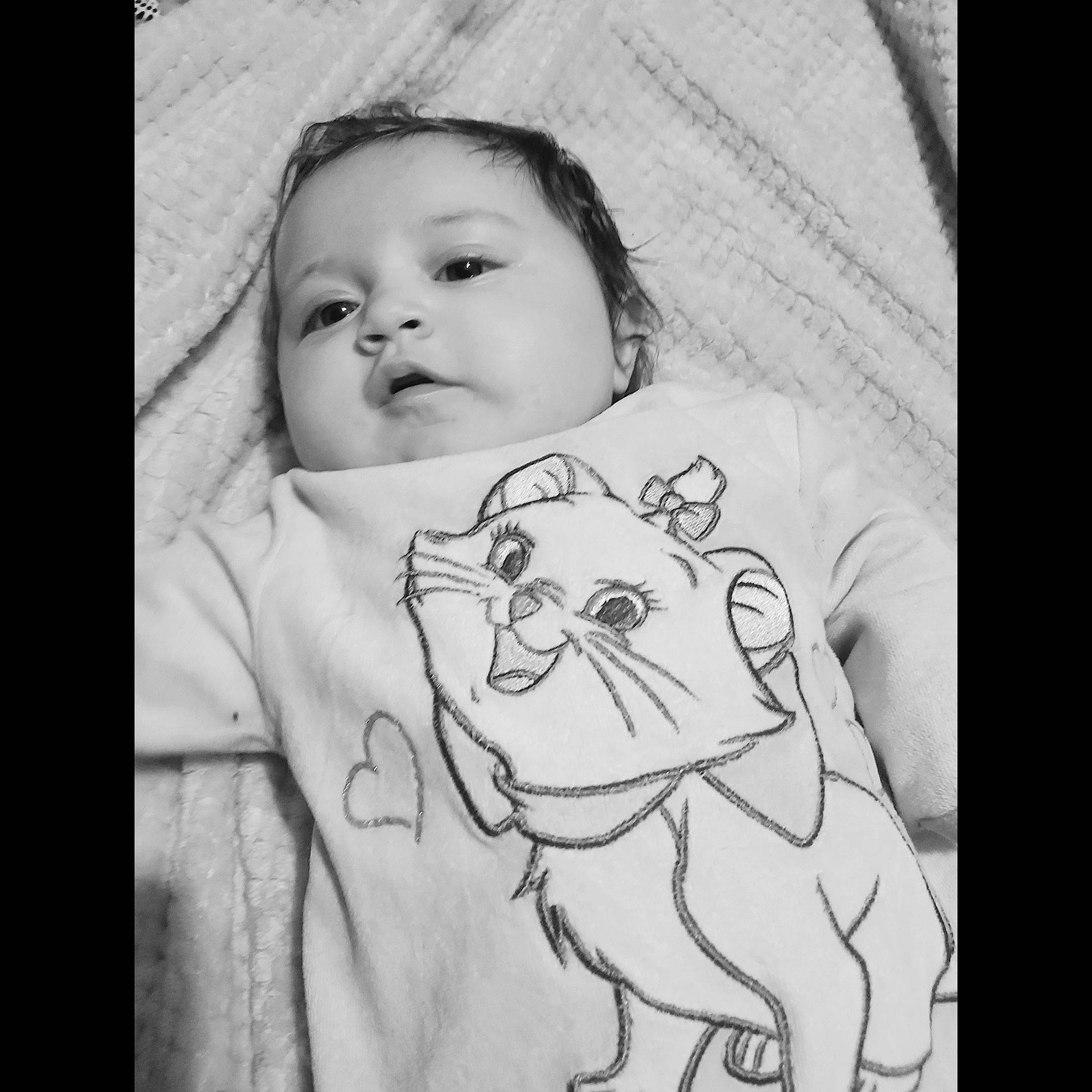 Kanélïa a rejoint le concours — aidez-le/la à gagner de superbes lots ! art, baby, baby_toddler_clothing, black_and_white, comfort, cool, eye, face, flash_photography, gesture, grey, happy, monochrome_photography, mouth, nose, person, sleeve, style, t_shirt, textile