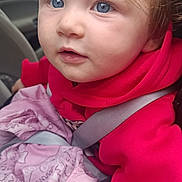 Léonie a rejoint le concours — aidez-le/la à gagner de superbes lots ! child, baby, car_seat, seatbelt, blue_eyes, blonde_hair, hoodie, red_clothing, blanket, car_interior, infant, young_child, closeup, cute, portrait, hand, safety, car_window, curious, wearing
