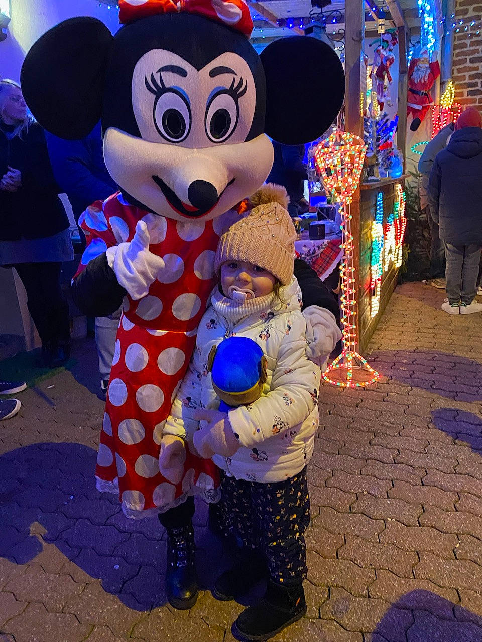 Shanna participe au concours pour gagner de l'argent avec cette photo : city, costume, event, fun, fur, happy, hat, headwear, holiday, interaction, leisure, mascot, party_supply, pedestrian, person, recreation, sandal, smile, street, tourism