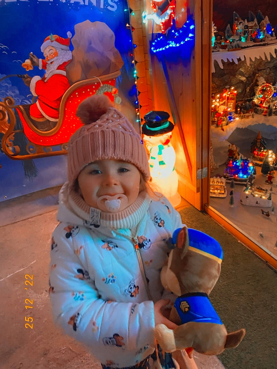 Shanna a rejoint le concours — aidez-le/la à gagner de superbes lots ! child, electric_blue, entertainment, event, fun, happy, headwear, holiday, joy, leisure, people, person, photograph, recreation, smile, snapshot, toddler, tradition, travel, tree