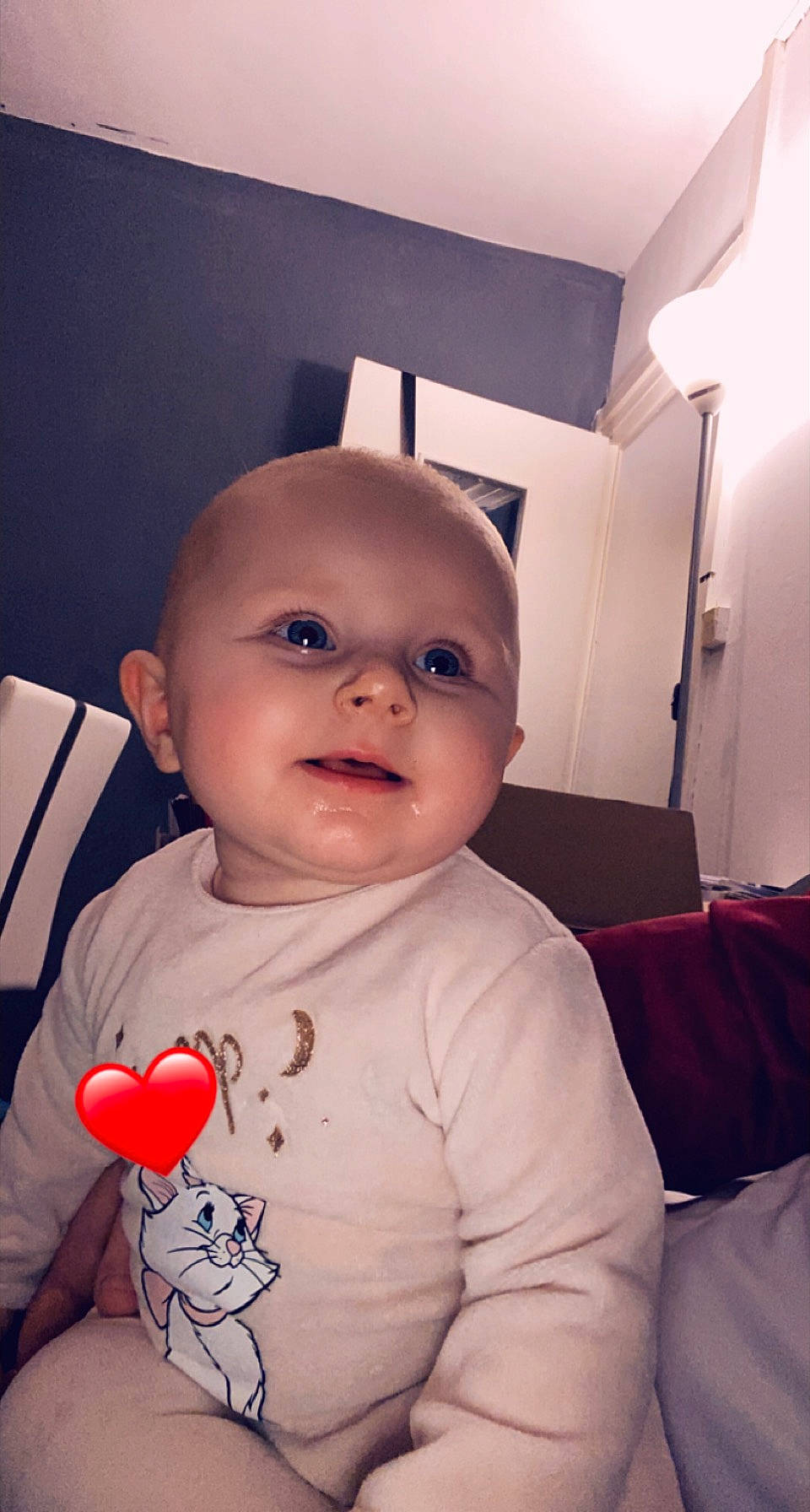 Maëllya participe au concours pour gagner de l'argent avec cette photo : baby, baby_toddler_clothing, cheek, child, comfort, flooring, happy, human_body, iris, lip, mammal, mouth, nose, person, pink, skin, sleeve, smile, t_shirt, toddler