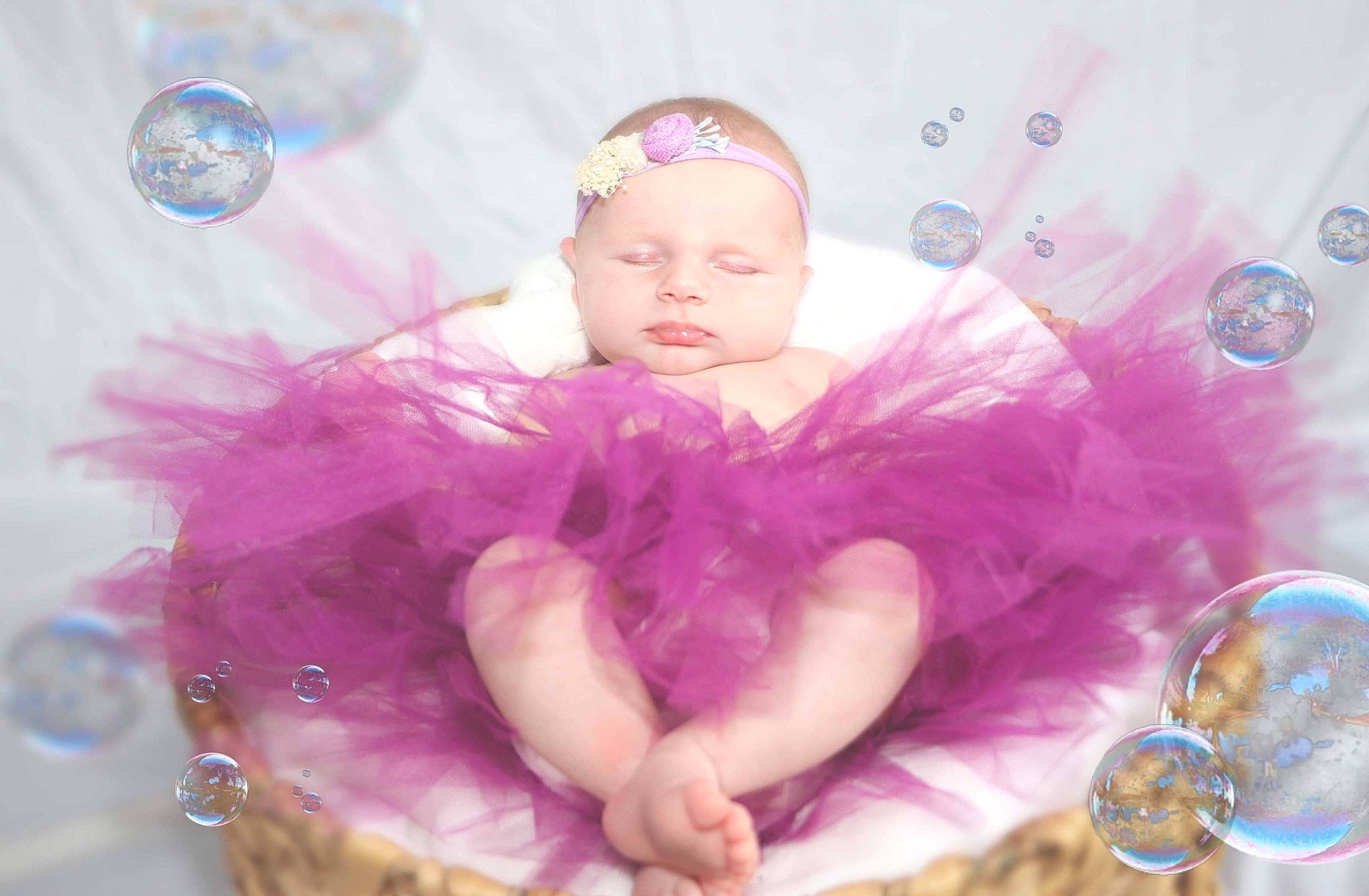 Maëllya a rejoint le concours — aidez-le/la à gagner de superbes lots ! baby, baby_toddler_clothing, costume_hat, event, fashion_accessory, feather, fun, hair_accessory, happy, headband, headgear, headpiece, headwear, magenta, natural_material, person, petal, photograph, pink, purple