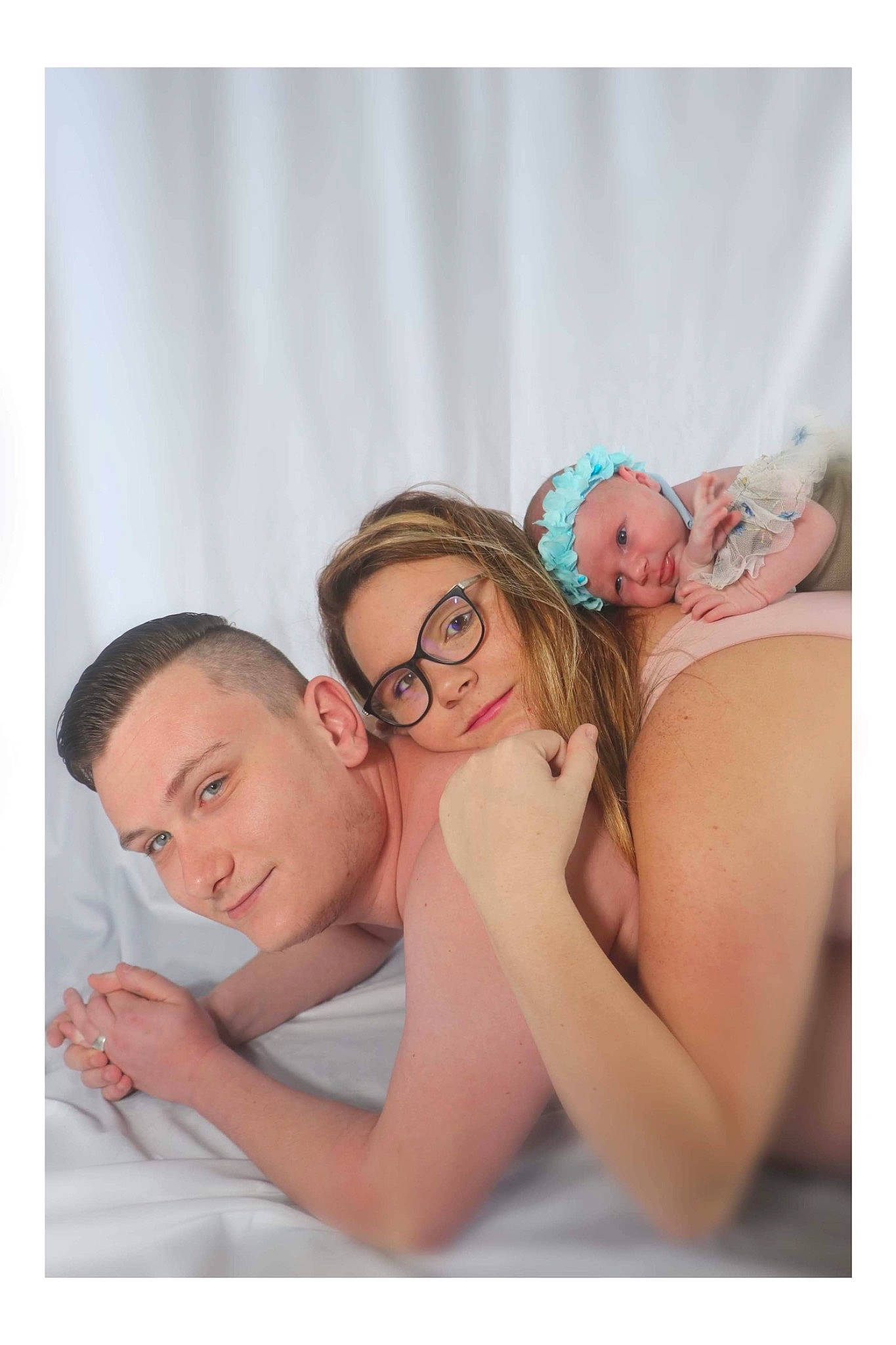 Maëllya a rejoint le concours — aidez-le/la à gagner de superbes lots ! abdomen, baby, child, comfort, event, eyewear, flash_photography, fun, gesture, glasses, happy, headwear, jewellery, leisure, lingerie, love, muscle, person, portrait_photography, romance