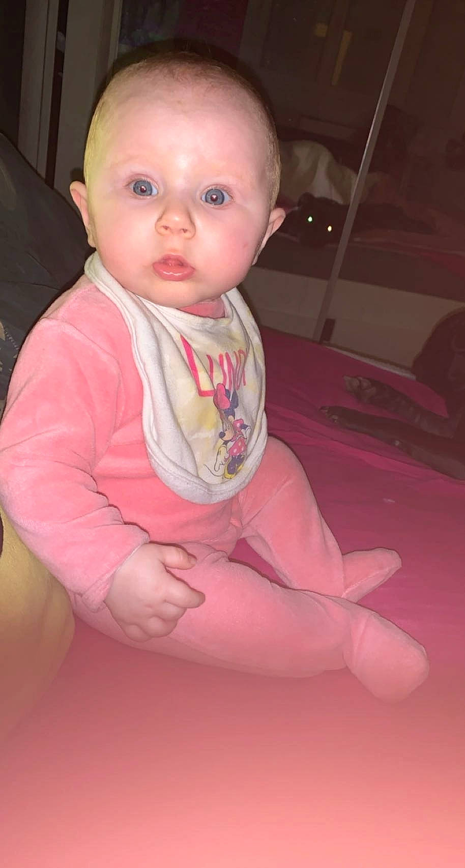 Maëllya participe au concours pour gagner de l'argent avec cette photo : arm, baby, baby_toddler_clothing, cheek, chest, chin, comfort, eye, eyebrow, flooring, human_body, iris, lip, mouth, neck, nose, person, pink, skin, sleeve