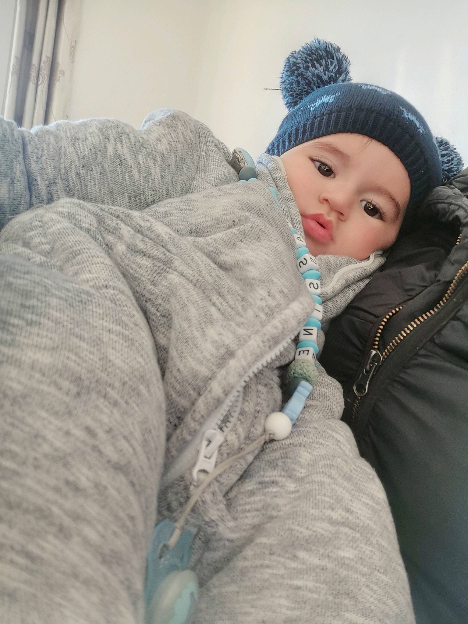 Yassine a rejoint le concours — aidez-le/la à gagner de superbes lots ! baby, beanie, bonnet, craft, creative_arts, doll, fur, headwear, knit_cap, knitting, natural_material, person, textile, thread, winter, wool, woolen