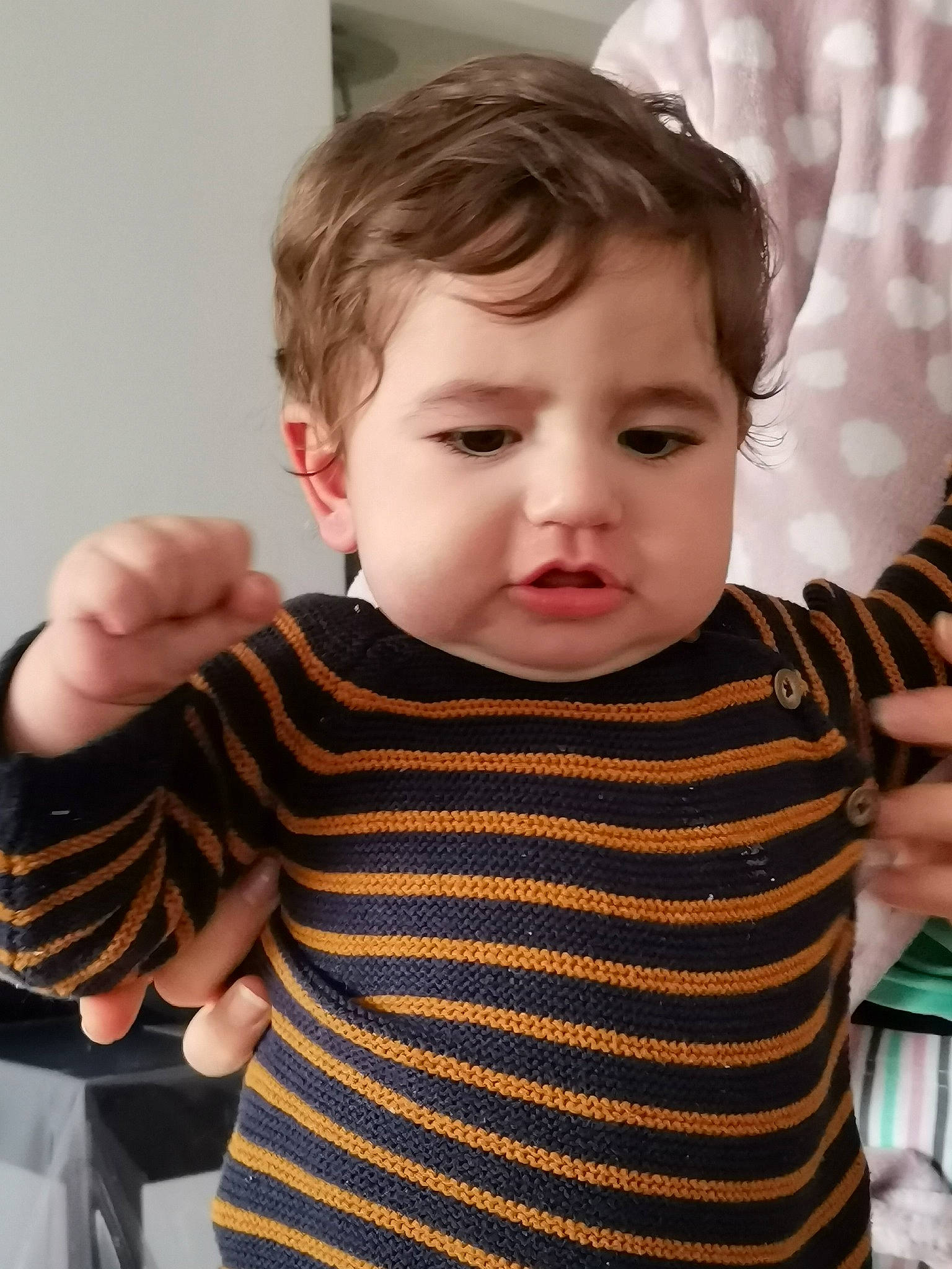 Yassine a rejoint le concours — aidez-le/la à gagner de superbes lots ! baby, baby_toddler_clothing, cheek, child, cool, ear, eyelash, finger, gesture, hand, long_sleeved_t_shirt, nail, person, shoulder, sleeve, thumb, toddler, wrist