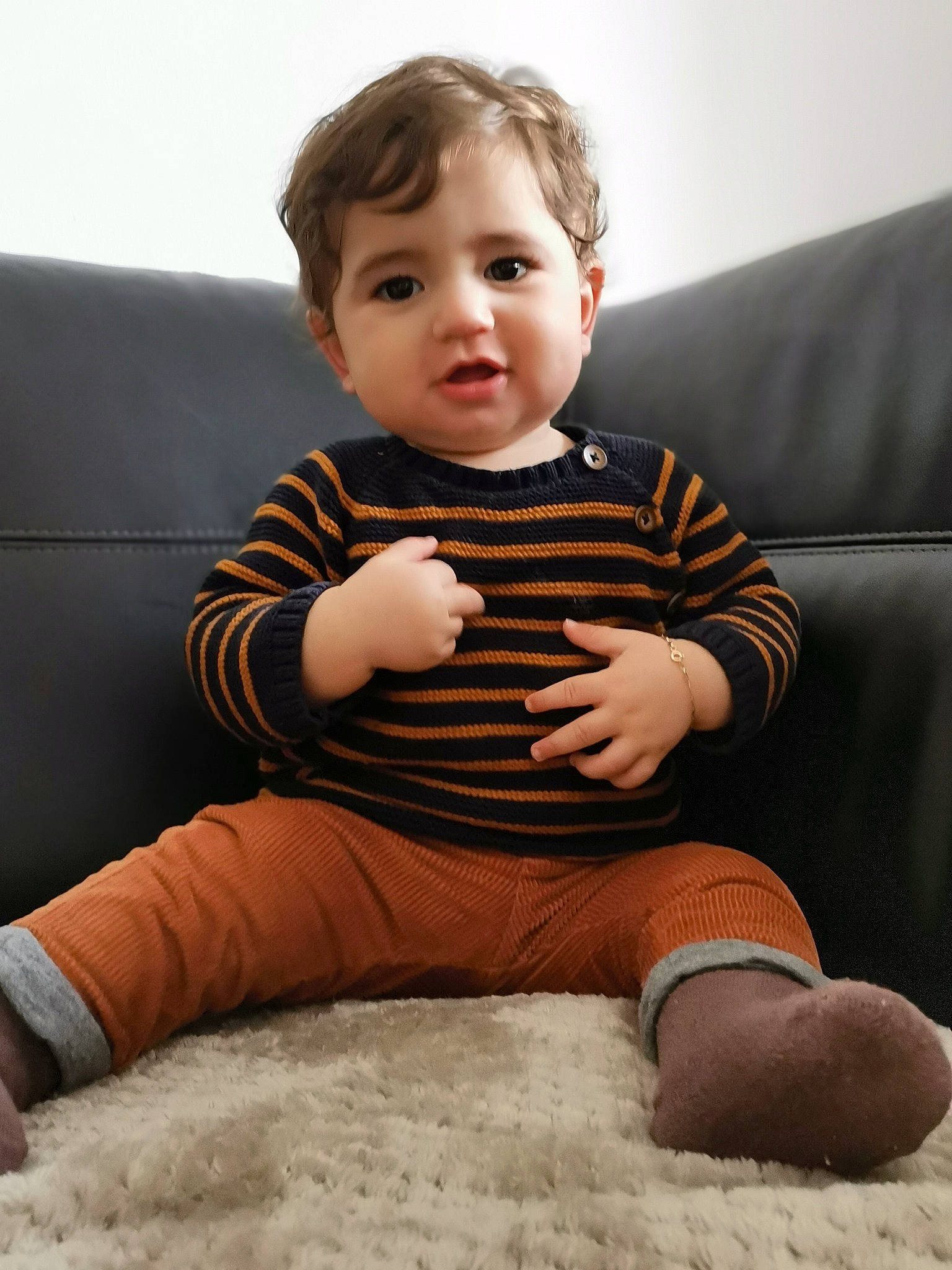 Yassine a rejoint le concours — aidez-le/la à gagner de superbes lots ! arm, baby_toddler_clothing, cheek, child, comfort, couch, ear, elbow, finger, foot, human_body, human_leg, joint, knee, living_room, person, shoulder, sitting, sleeve, sock