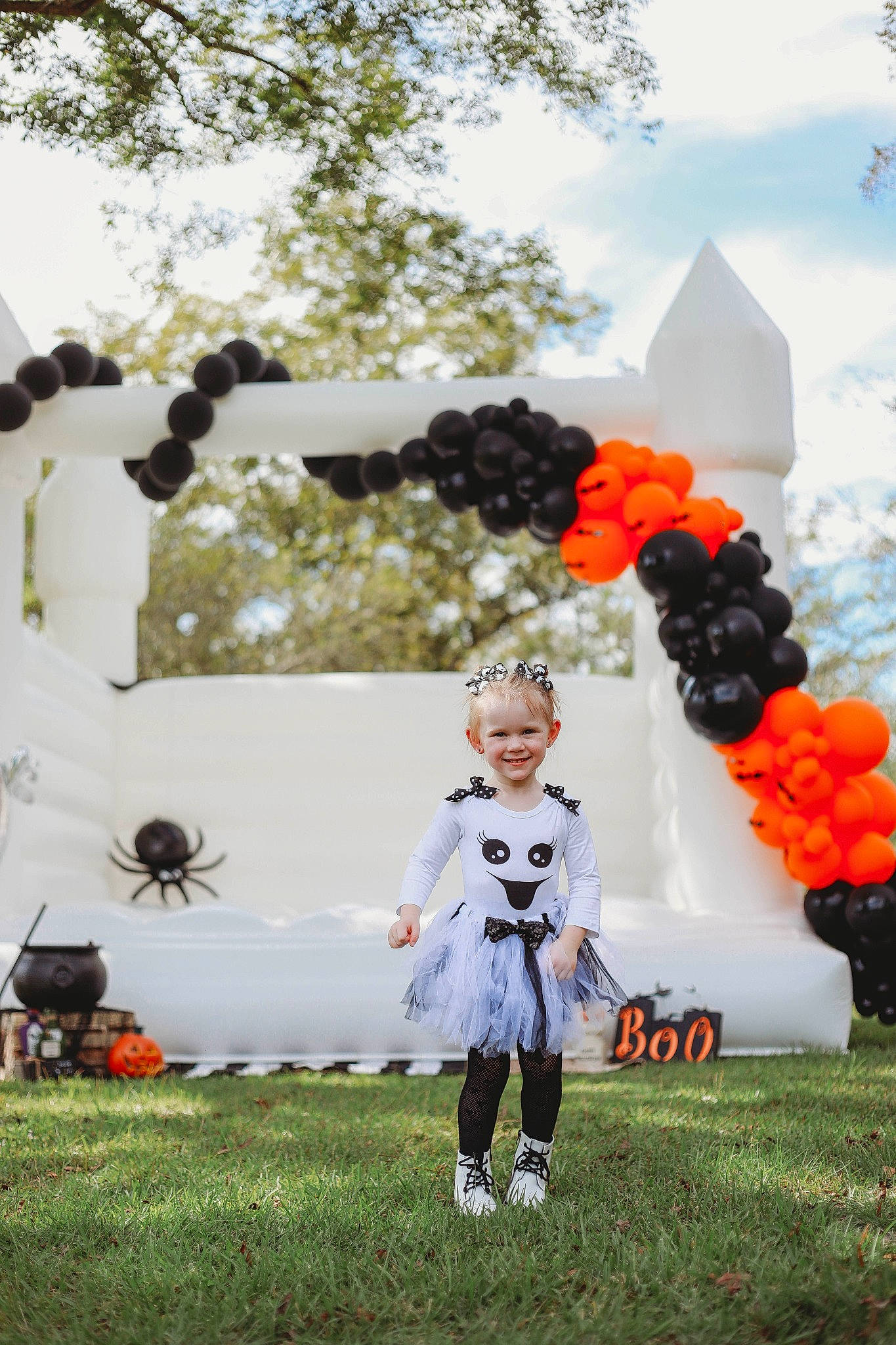 Anilyn is registered to the contest to win money with this photo: arch, balloon, child, cloud, competition_event, event, fun, games, gesture, grass, grassland, happy, joy, leisure, party_supply, people_in_nature, person, recreation, sky, toddler