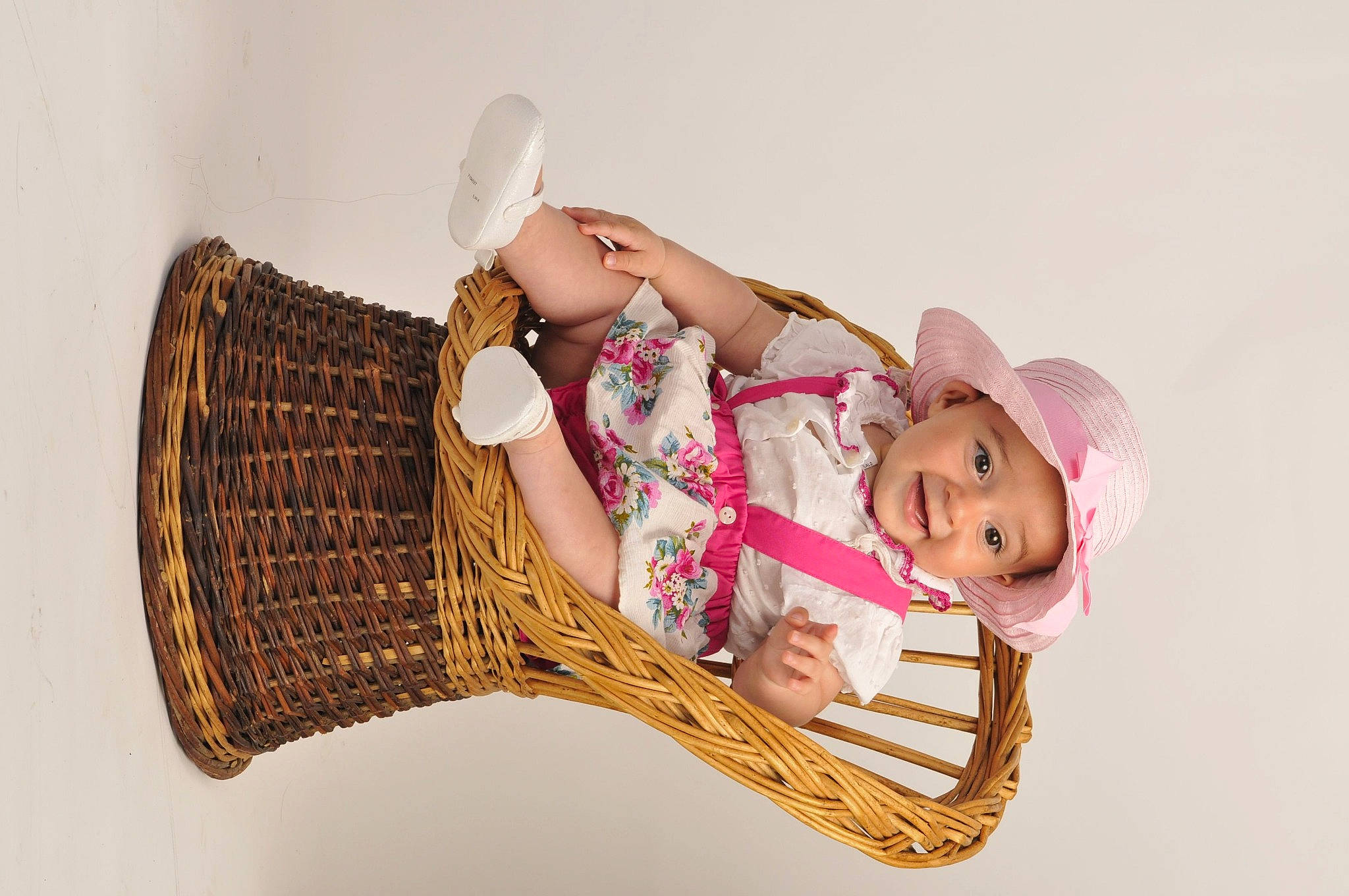 Kirnslay a rejoint le concours — aidez-le/la à gagner de superbes lots ! baby, baby_toddler_clothing, child, comfort, fashion_accessory, happy, hat, headwear, human_body, human_leg, jewellery, joy, leg, magenta, pattern, person, pink, sleeve, sun_hat, thigh