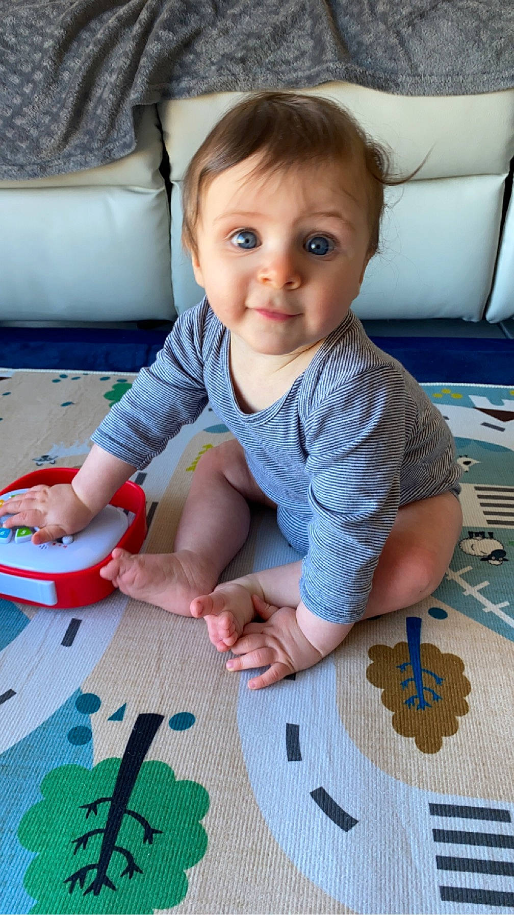 Nolan a rejoint le concours — aidez-le/la à gagner de superbes lots ! baby_toddler_clothing, blue, child, comfort, couch, design, finger, floor, flooring, fun, green, hairstyle, pattern, person, product, sitting, skin, smile, textile, toddler