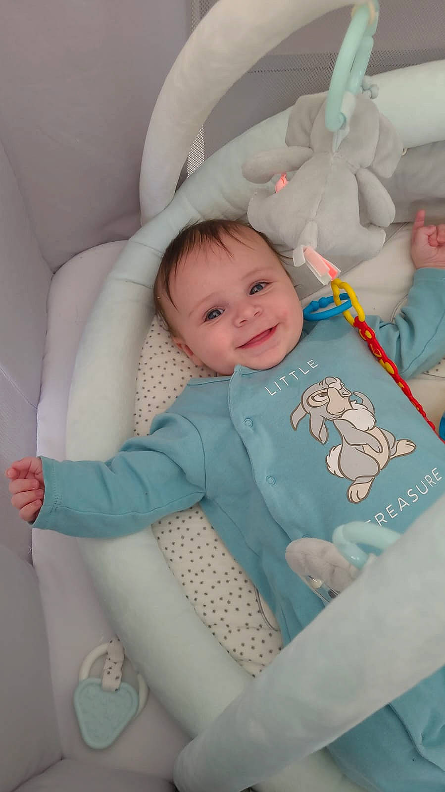 Nolan a rejoint le concours — aidez-le/la à gagner de superbes lots ! baby, baby_products, baby_toddler_clothing, car_seat, cheek, child, comfort, face, finger, happy, head, joy, linens, person, room, sitting, skin, sleeve, smile, sock