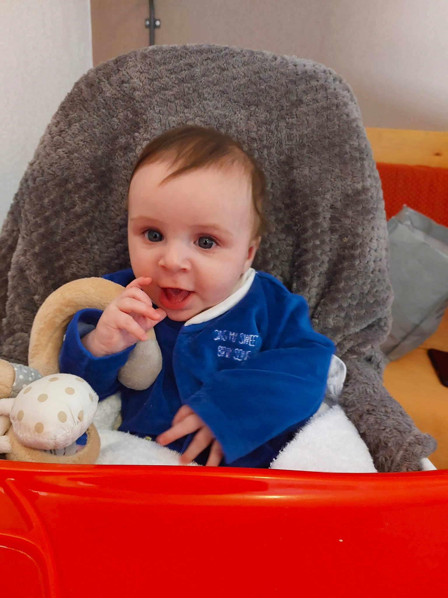 Nolan participe au concours pour gagner de l'argent avec cette photo : baby, baby_products, baby_safety, baby_toddler_clothing, cheek, child, comfort, electric_blue, eye, fun, happy, person, product, room, sitting, sleeve, smile, stuffed_toy, teddy_bear, toddler