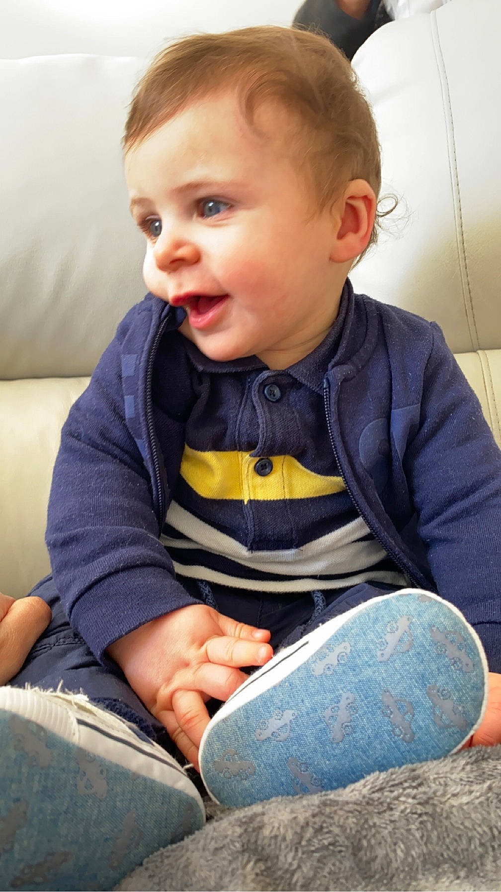 Nolan participe au concours pour gagner de l'argent avec cette photo : arm, baby_toddler_clothing, cheek, child, comfort, eye, face, facial_expression, finger, hair, hairstyle, head, human_body, knee, nose, person, skin, sleeve, smile, t_shirt