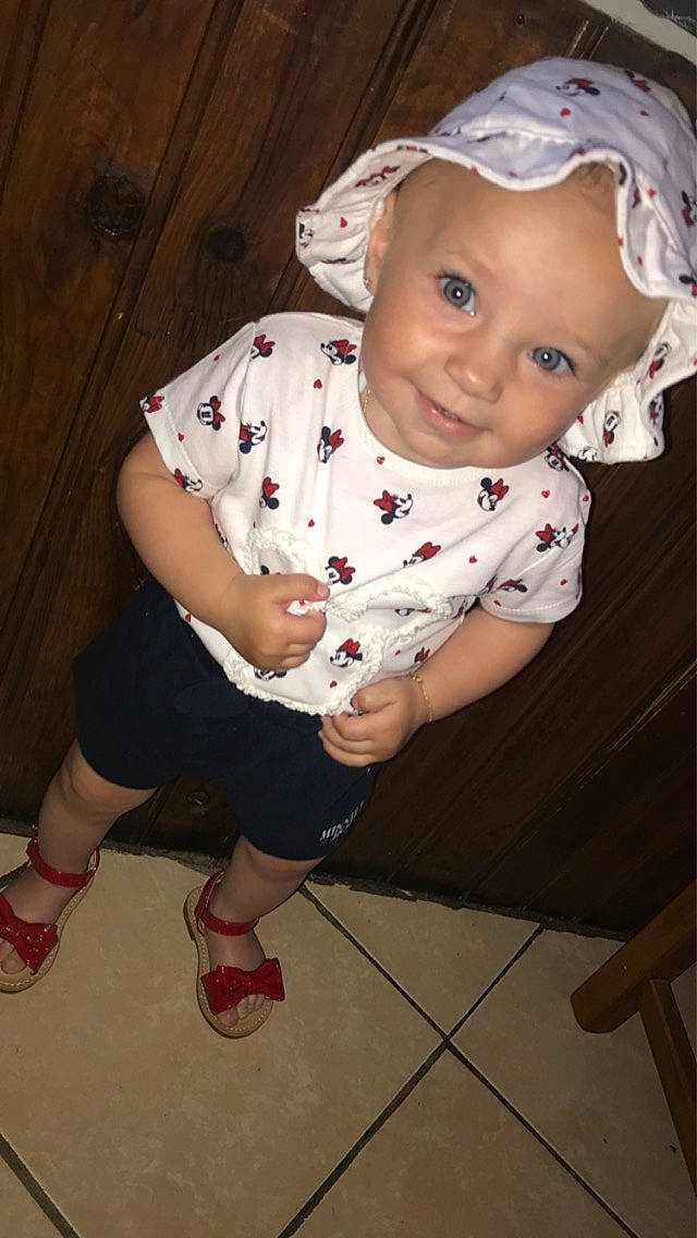 Kaylie a rejoint le concours — aidez-le/la à gagner de superbes lots ! baby, baby_toddler_clothing, cheek, child, headgear, headwear, person, pink, sitting, skin, smile, t_shirt, toddler, vacation