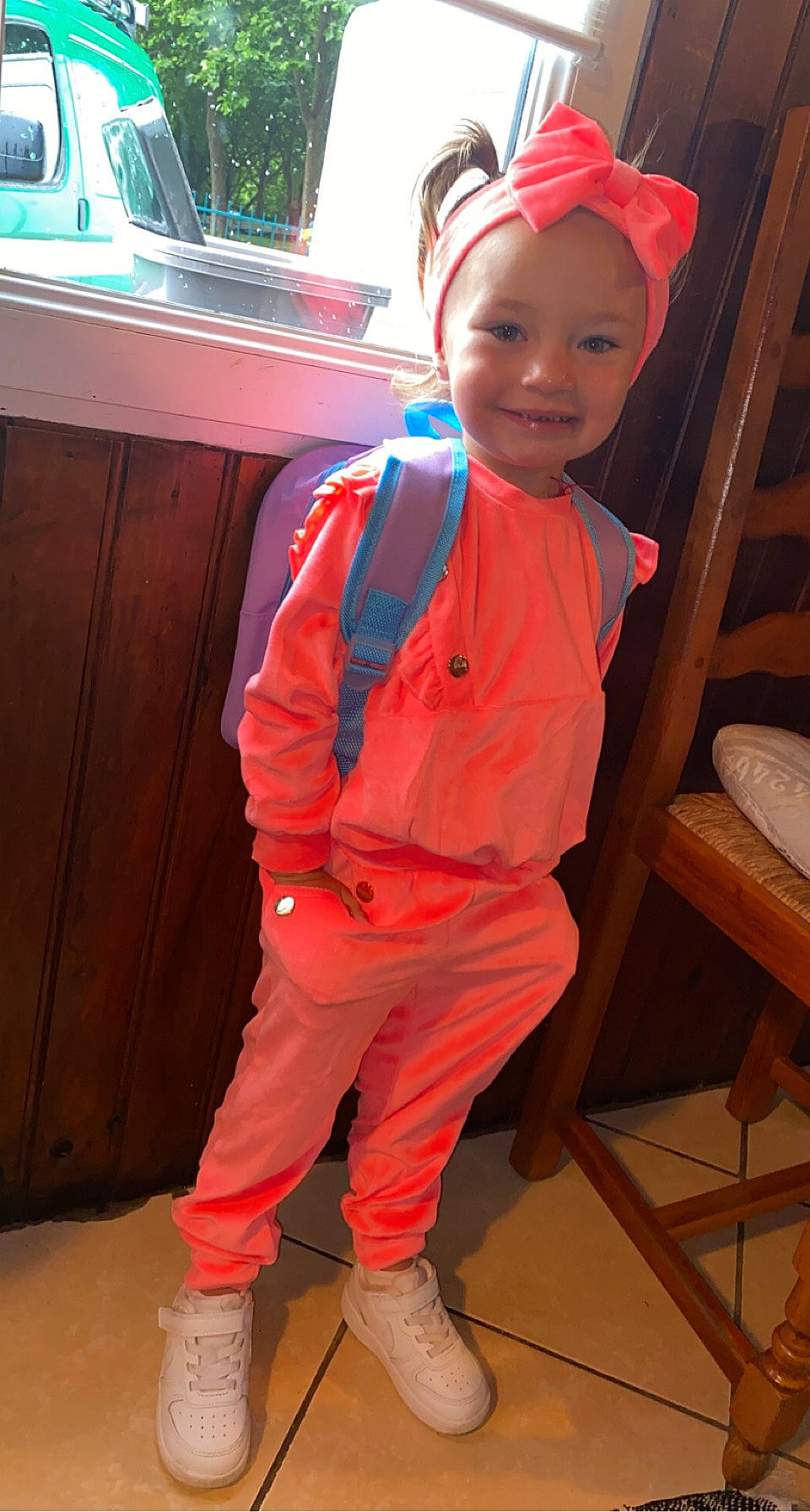 Kaylie a rejoint le concours — aidez-le/la à gagner de superbes lots ! cap, child, clothing, electric_blue, face, flooring, fun, happy, hardwood, headwear, joy, leisure, outerwear, person, personal_protective_equipment, red, shoe, sleeve, smile, standing