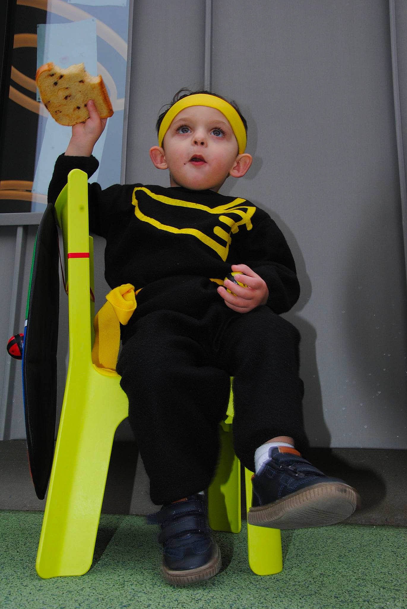 Florian a rejoint le concours — aidez-le/la à gagner de superbes lots ! animation, baby, boot, child, costume, curtain, event, fictional_character, flooring, fun, hat, headwear, person, personal_protective_equipment, room, surprise, toddler