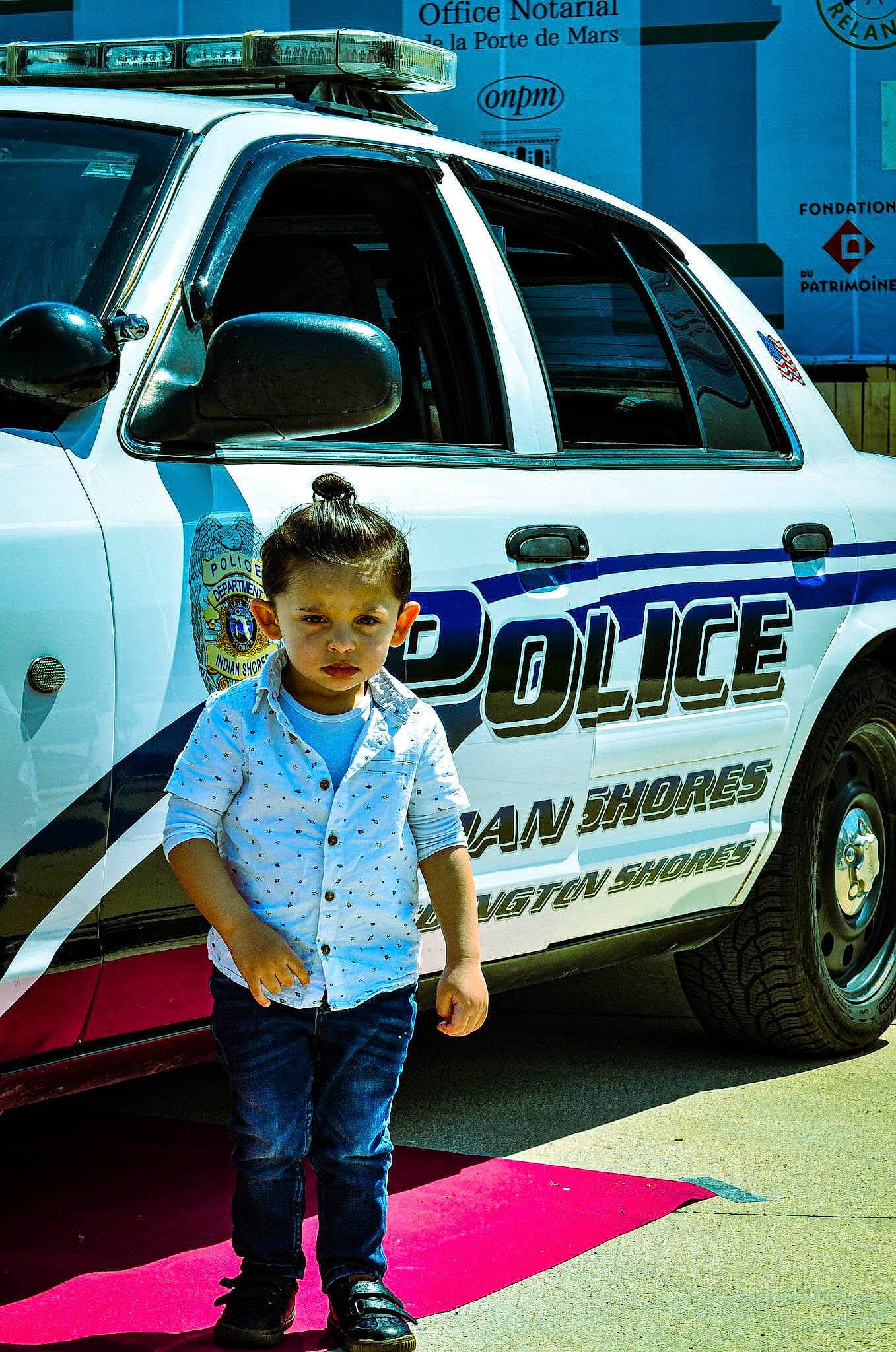 Florian a rejoint le concours — aidez-le/la à gagner de superbes lots ! auto_part, automotive_design, automotive_exterior, automotive_lighting, blue, bumper, car, electric_blue, family_car, hood, motor_vehicle, person, personal_luxury_car, photograph, snapshot, t_shirt, tire, vehicle, vehicle_door, wheel