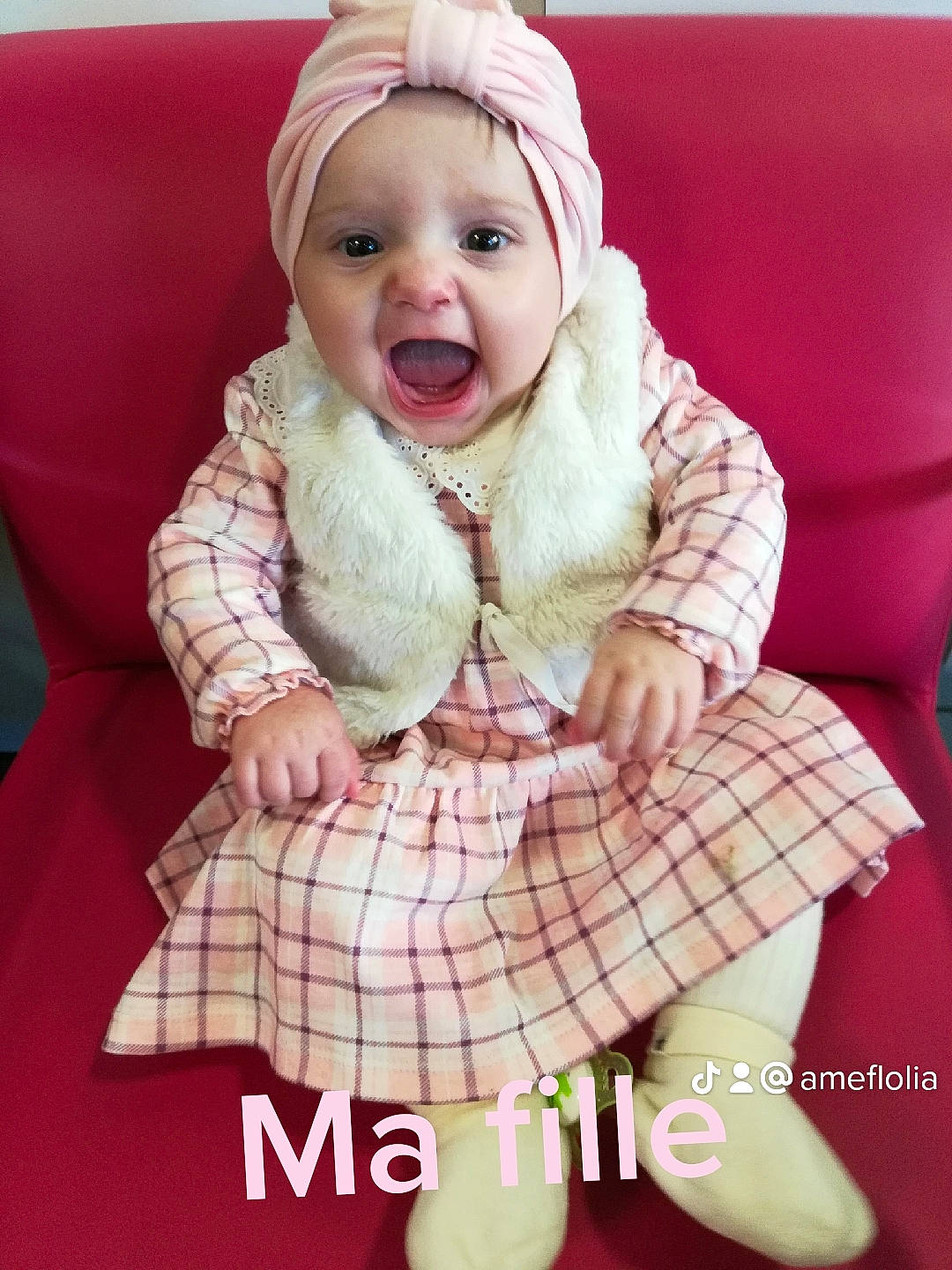 Ada a rejoint le concours — aidez-le/la à gagner de superbes lots ! baby, baby_toddler_clothing, cap, child, comfort, costume_hat, design, event, fun, happy, hat, headwear, magenta, pattern, person, pink, plaid, sitting, sleeve, smile