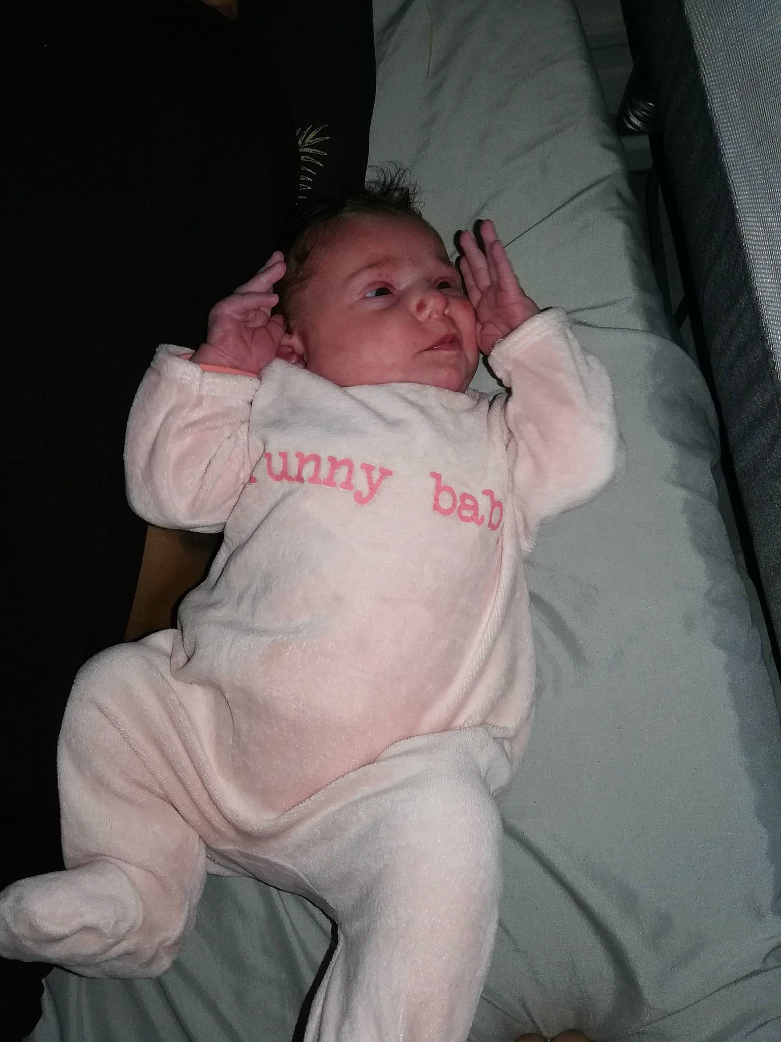 Ada a rejoint le concours — aidez-le/la à gagner de superbes lots ! baby, baby_products, baby_toddler_clothing, cheek, child, comfort, elbow, finger, foot, hand, human_body, human_leg, iris, knee, lap, person, sitting, skin, sleeve, thumb