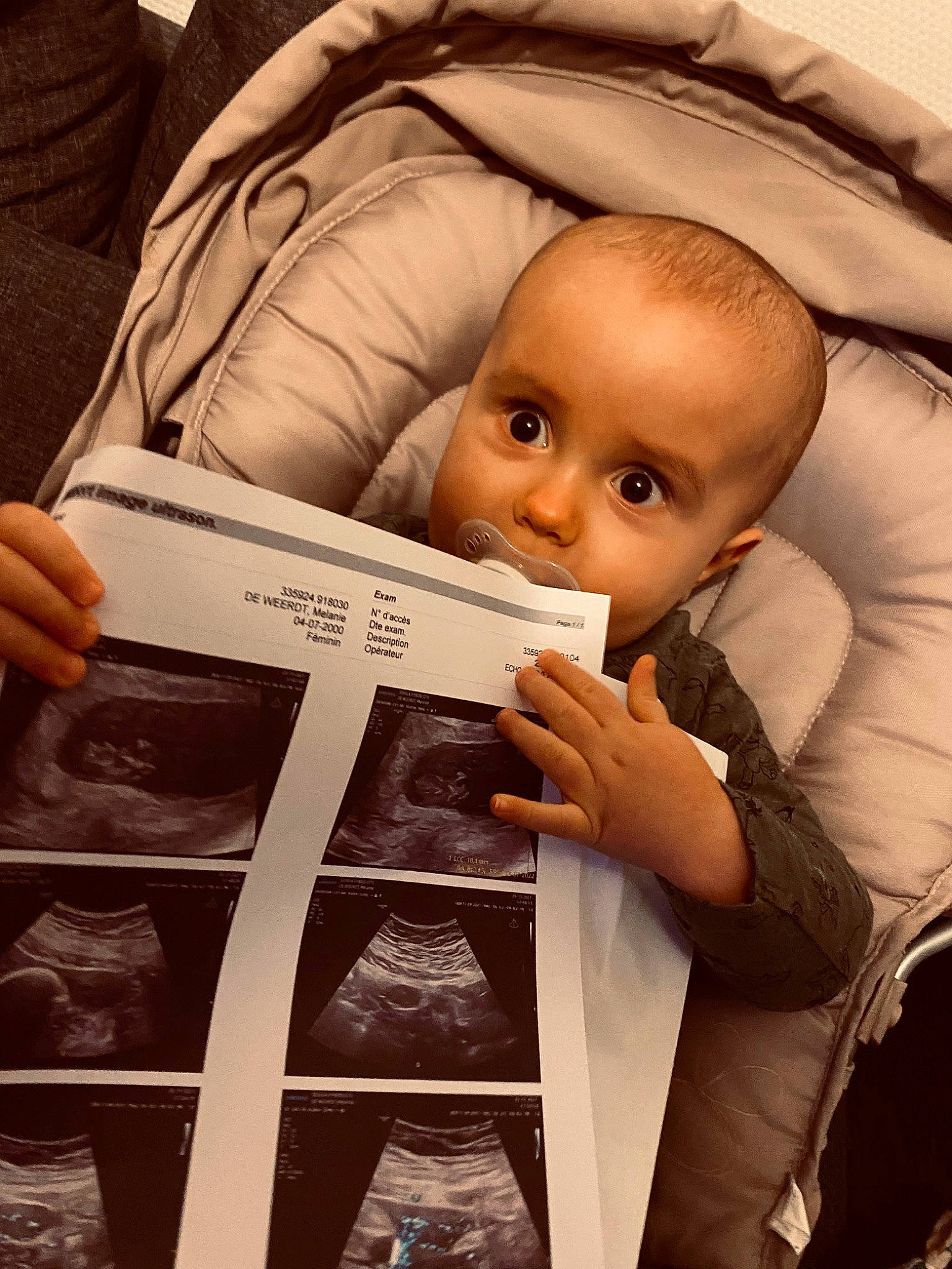 Thybo participe au concours pour gagner de l'argent avec cette photo : baby, baby_carriage, baby_products, black, box, brown, child, comfort, finger, flash_photography, font, hairstyle, happy, nail, pattern, person, portrait_photography, room, sitting, toddler