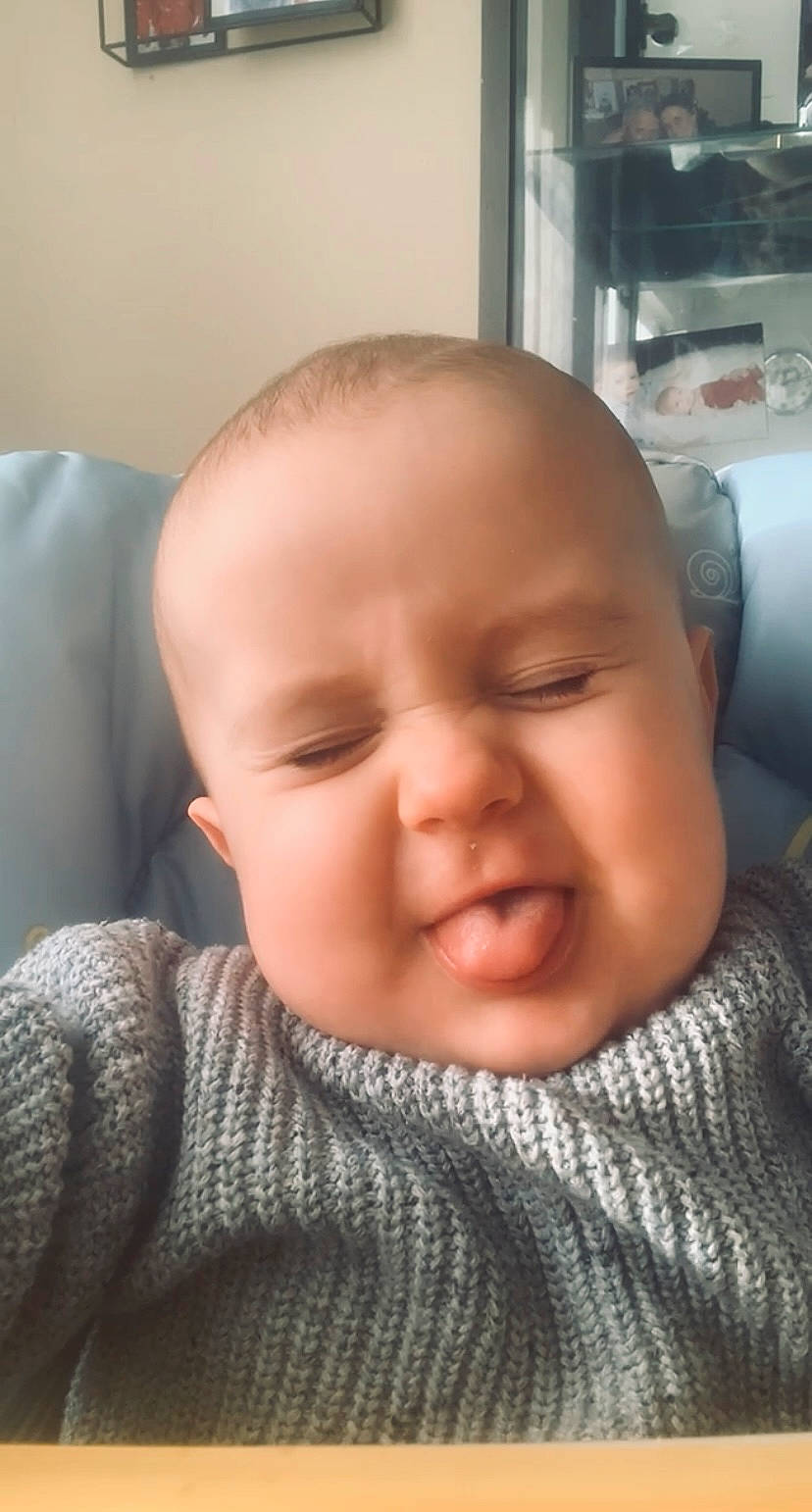 Thybo a rejoint le concours — aidez-le/la à gagner de superbes lots ! baby, baby_toddler_clothing, cheek, child, clothing, comfort, ear, eyebrow, eyelash, fun, iris, mouth, neck, nose, person, sitting, skin, sleeve, smile, thumb