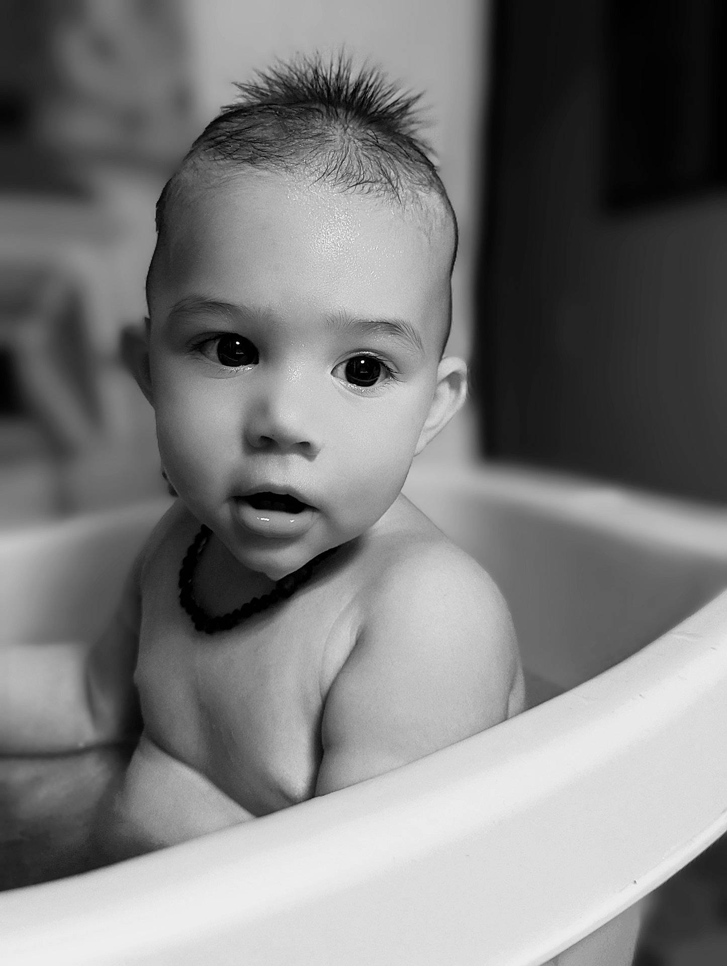 Milo participe au concours pour gagner de l'argent avec cette photo : baby, baby_bathing, bathing, bathroom, bathtub, black, cheek, chest, chin, eye, eyebrow, eyelash, face, flash_photography, happy, iris, lip, nose, person, skin