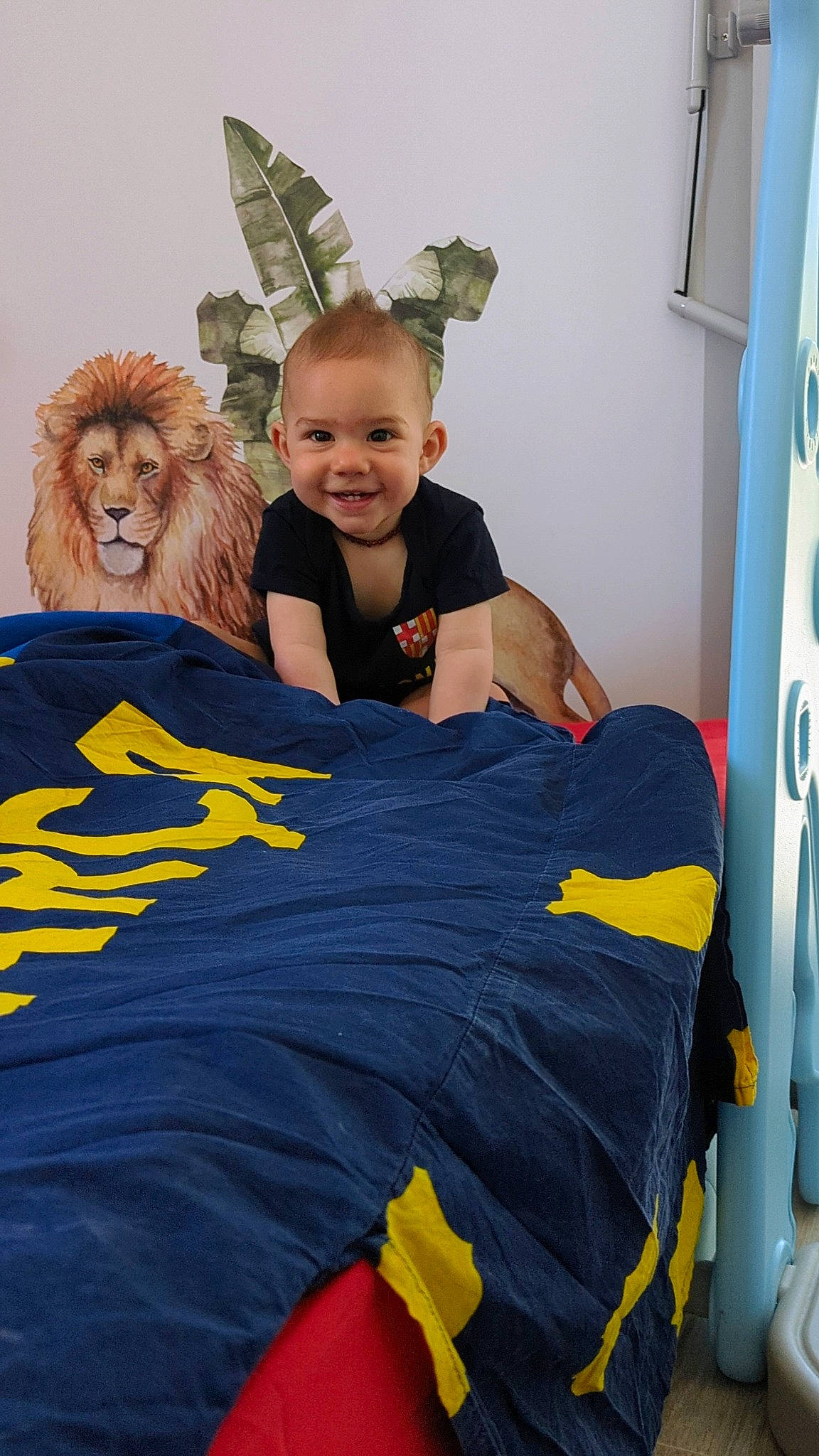 Milo a rejoint le concours — aidez-le/la à gagner de superbes lots ! art, bedding, child, comfort, companion_dog, electric_blue, event, felidae, fun, happy, joy, leisure, linens, lion, person, product, recreation, room, smile, t_shirt