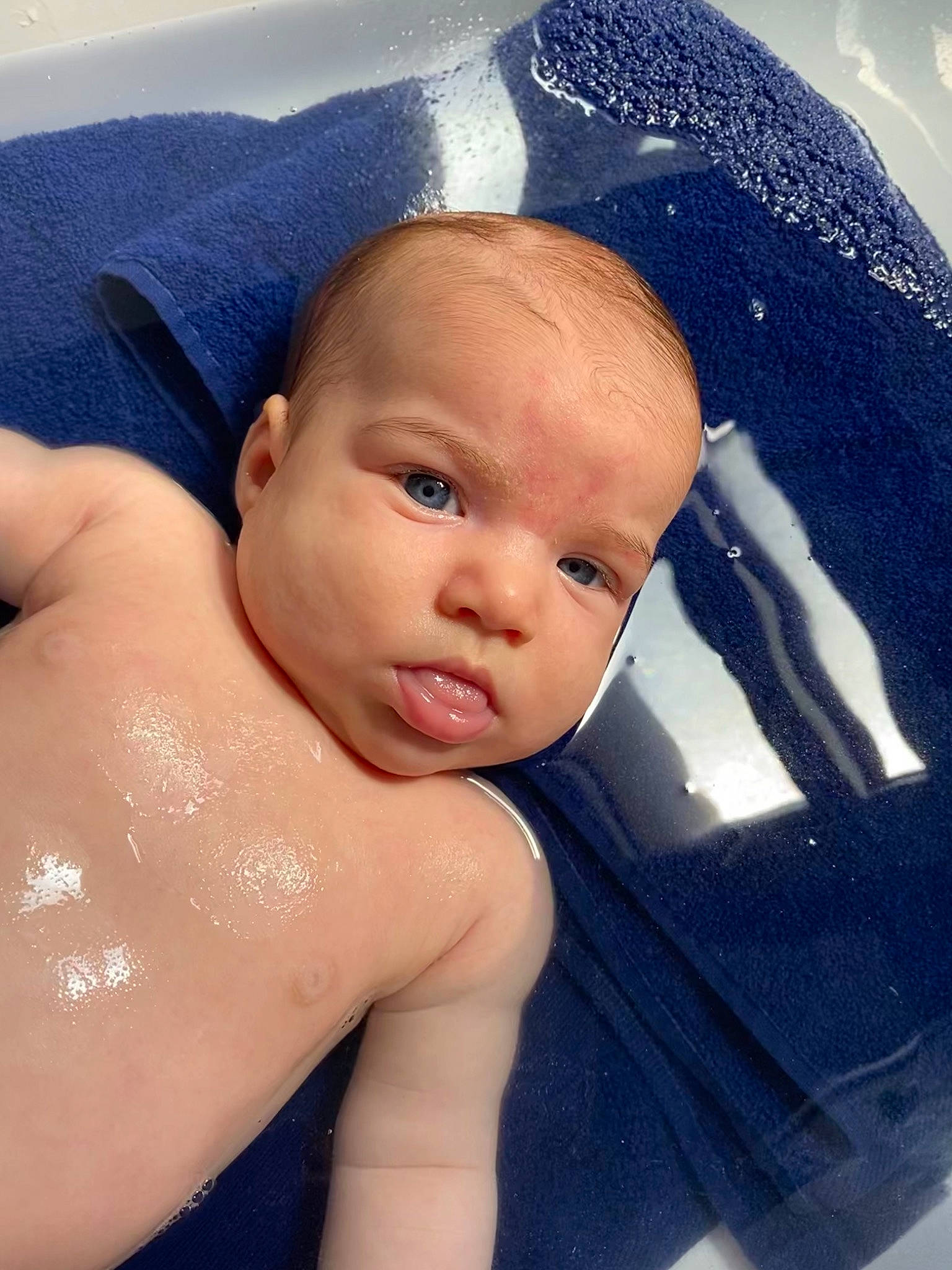 Giulia participe au concours pour gagner de l'argent avec cette photo : abdomen, azure, baby, cheek, chest, comfort, elbow, electric_blue, eye, eyebrow, finger, head, joint, neck, nose, person, skin, stomach, thumb, toddler