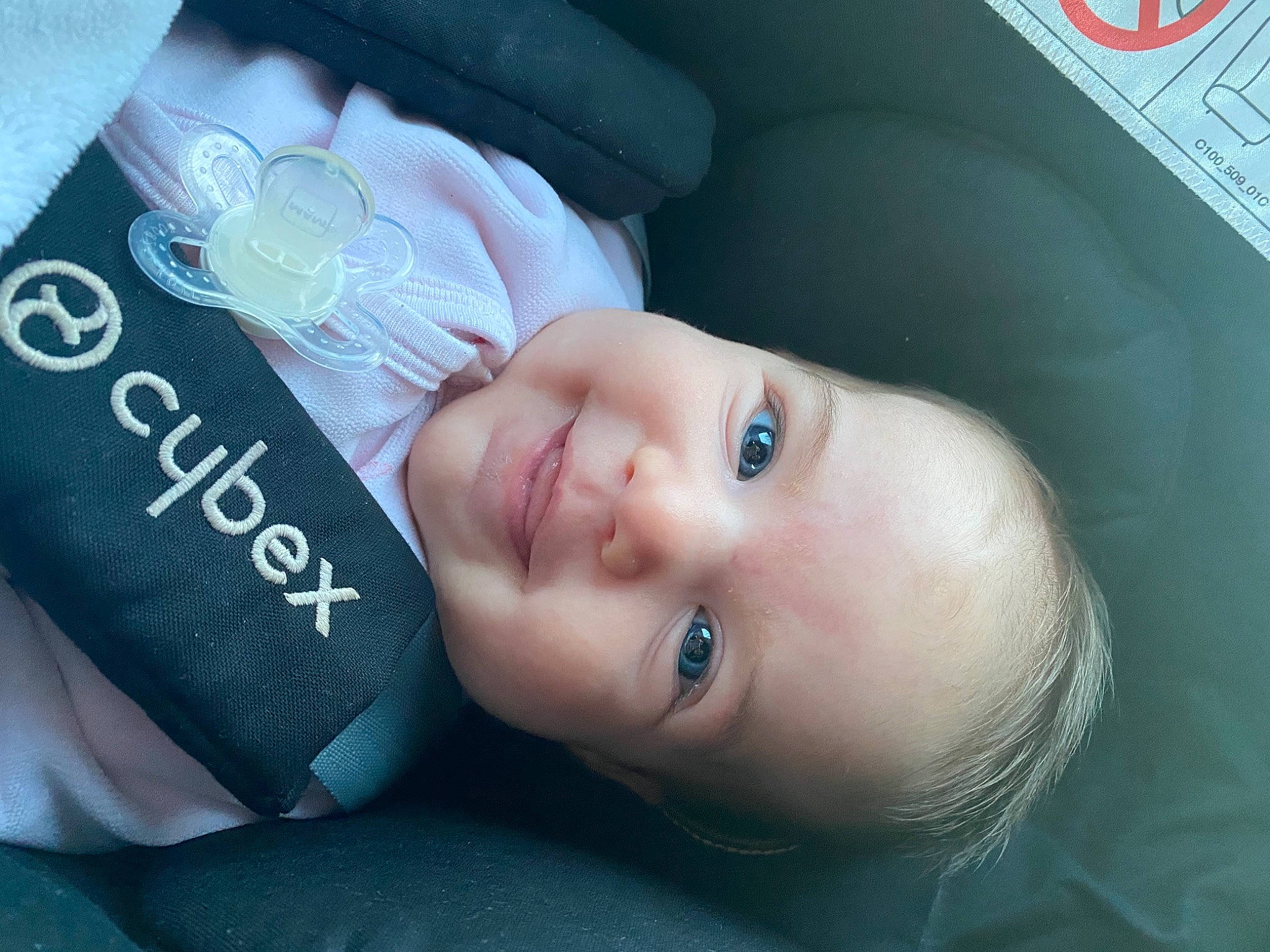 Giulia a rejoint le concours — aidez-le/la à gagner de superbes lots ! azure, baby, baby_toddler_clothing, beauty, cheek, child, cool, electric_blue, eyelash, face, flash_photography, happy, hat, headgear, joy, lip, organ, person, sitting, skin