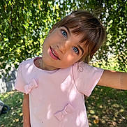 Giulia a rejoint le concours — aidez-le/la à gagner de superbes lots ! child, girl, blue_eyes, pink_dress, bows, outdoor, nature, greenery, sunlight, shadow, smile, portrait, happy, cute, young, face, grass, tree, leaves, playful