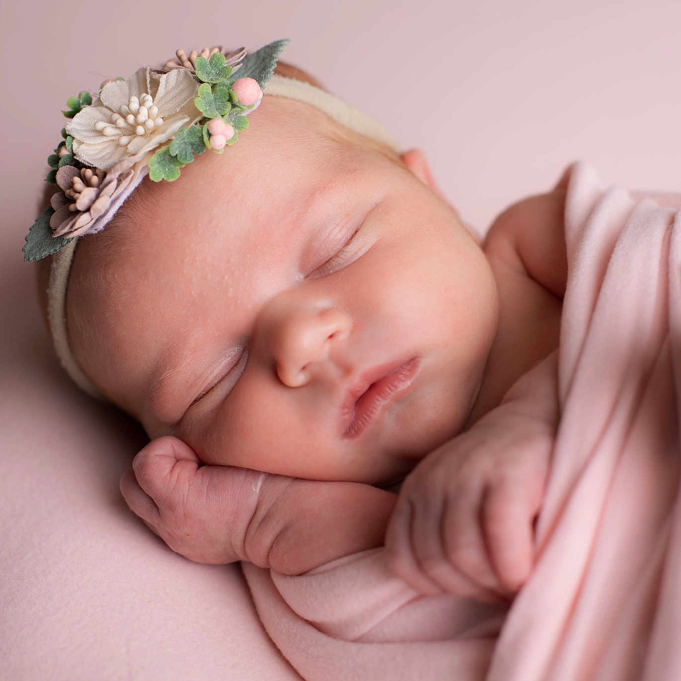 Alix a rejoint le concours — aidez-le/la à gagner de superbes lots ! adorable, baby, blanket, child, closeup, cute, flower, headband, indoors, infant, newborn, peaceful, pink, portrait, resting, skin, sleeping, soft, tender, wrapped