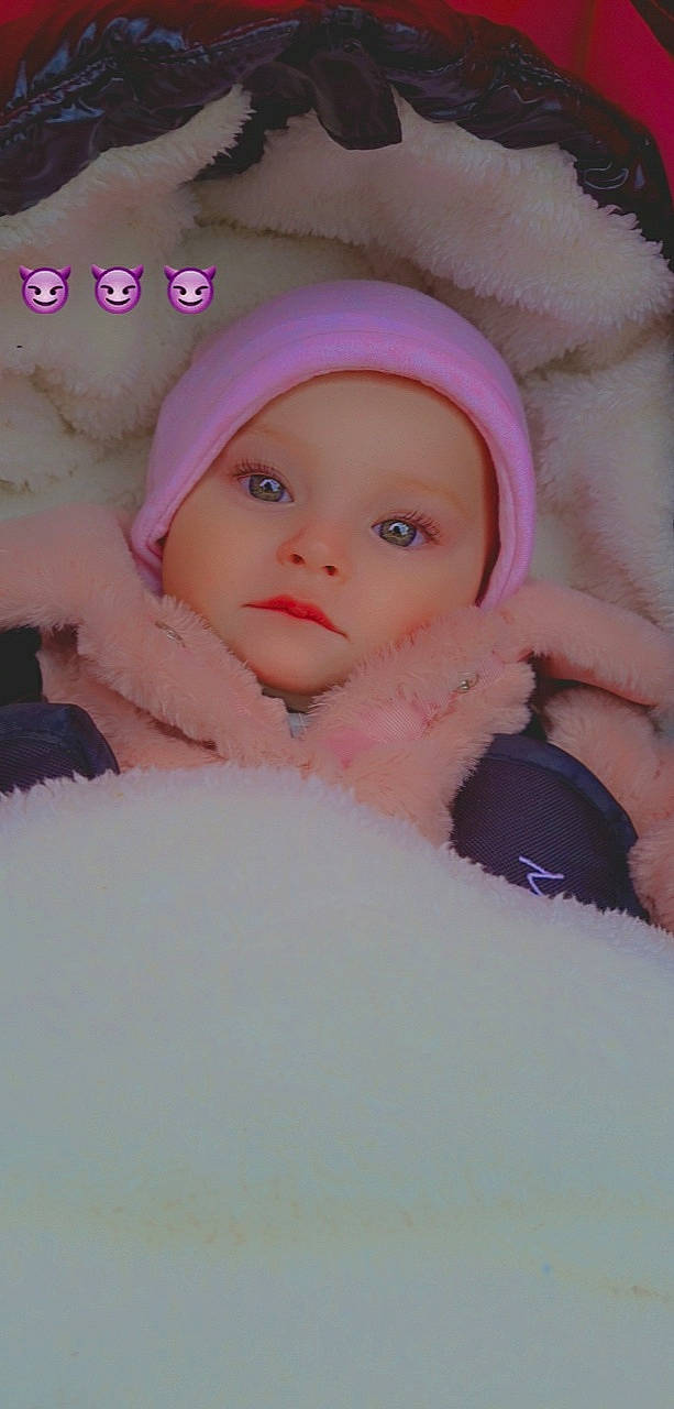 Tiana a rejoint le concours — aidez-le/la à gagner de superbes lots ! baby, baby_sleeping, baby_toddler_clothing, cap, cheek, comfort, eye, eyebrow, eyelash, freezing, headgear, headwear, iris, knit_cap, lip, nose, outerwear, person, pink, skin