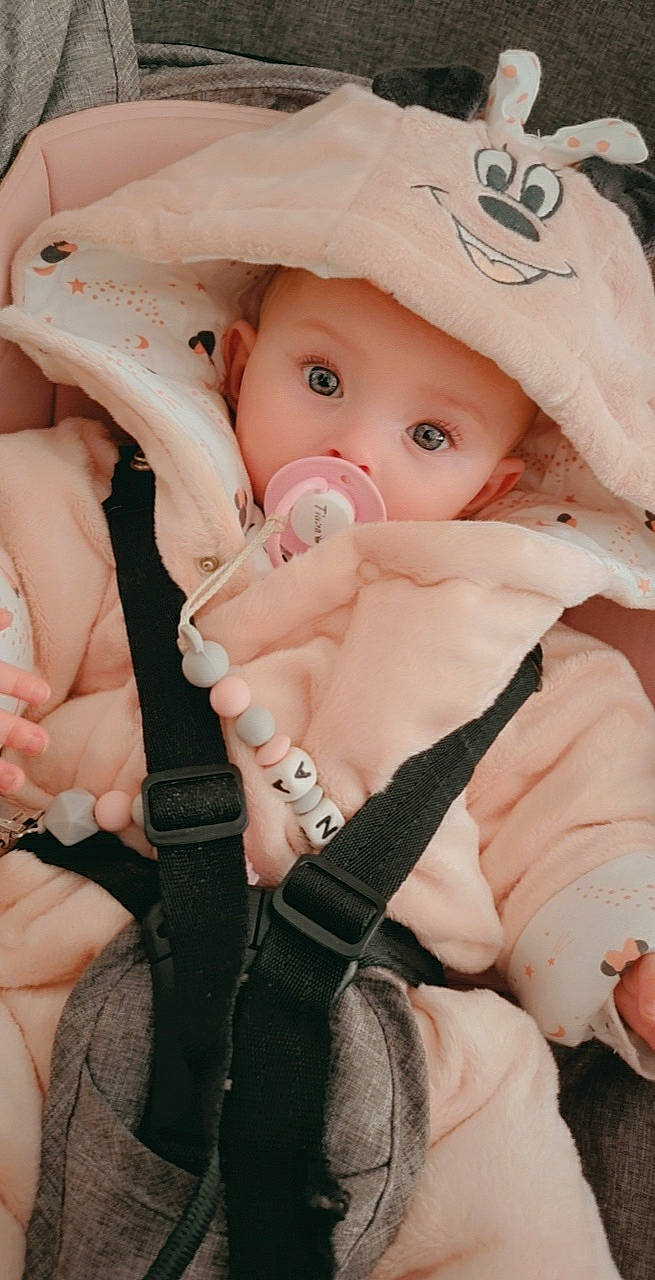 Tiana participe au concours pour gagner de l'argent avec cette photo : abdomen, baby_toddler_clothing, cheek, chest, eyelash, fashion_accessory, finger, gesture, hand, hat, headwear, jewellery, mouth, nail, person, pink, skin, stuffed_toy, surprise, thumb