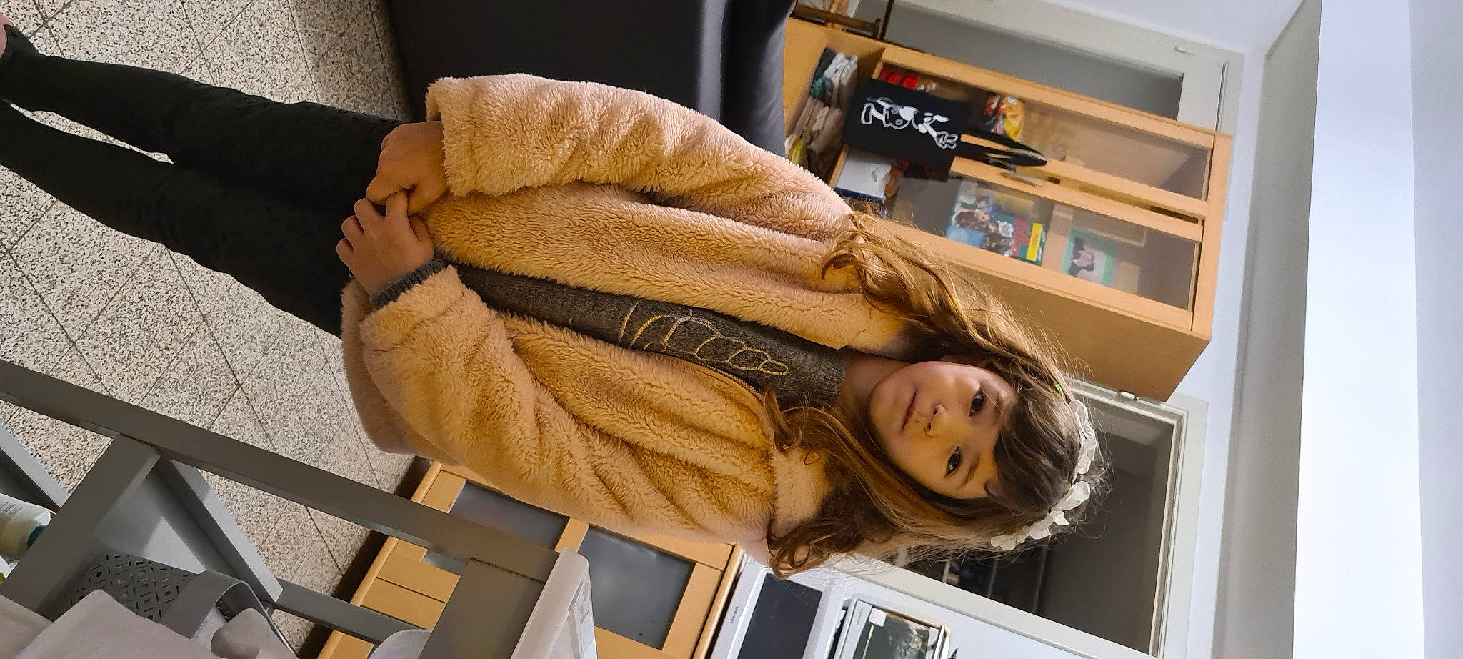 Tina a rejoint le concours — aidez-le/la à gagner de superbes lots ! chair, comfort, fashion_design, flooring, fun, human_leg, layered_hair, organ, person, room, shelf, sitting, street_fashion, thigh, wood, wool, wrist