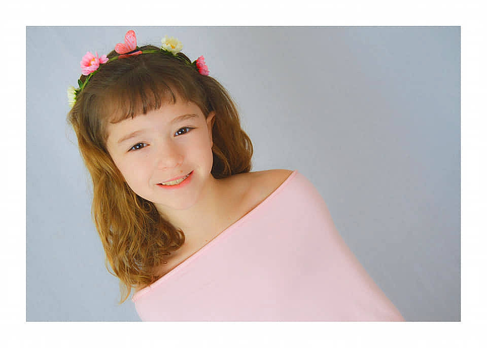 Tina participe au concours pour gagner de l'argent avec cette photo : bangs, black_hair, bridal_accessory, brown_hair, dress, eyebrow, eyelash, fashion_accessory, flash_photography, hair_accessory, happy, headband, headpiece, jewellery, joy, long_hair, magenta, neck, person, petal