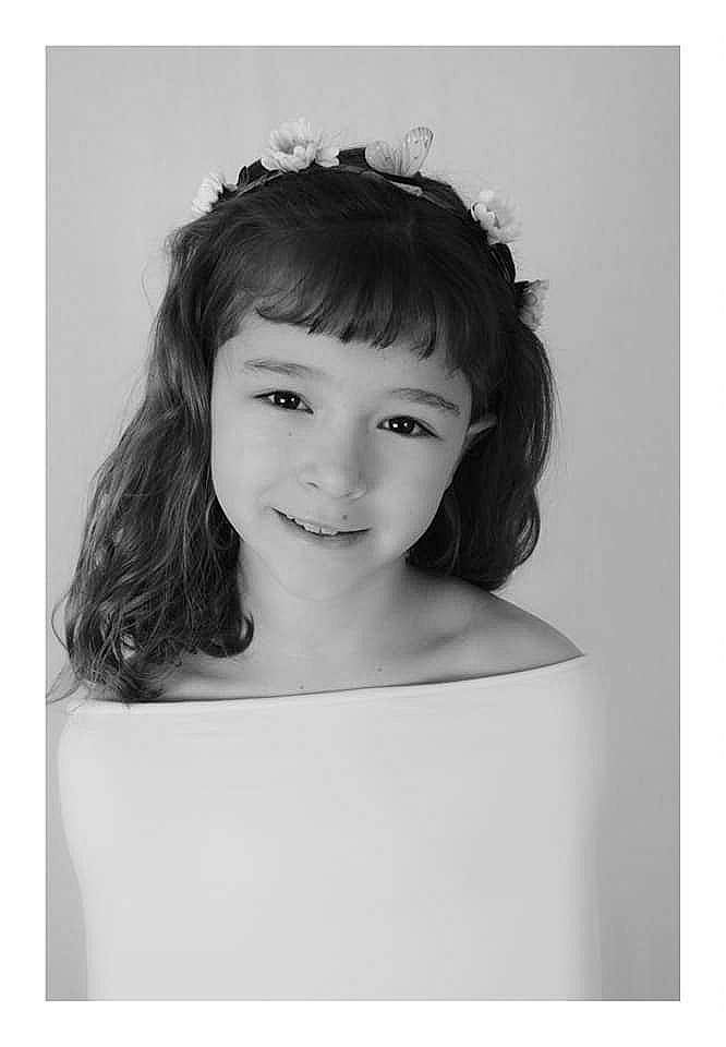 Tina participe au concours pour gagner de l'argent avec cette photo : bangs, black_and_white, cheek, child, chin, eye, eyebrow, eyelash, face, flash_photography, forehead, hair, happy, iris, jaw, joy, monochrome, monochrome_photography, person, smile