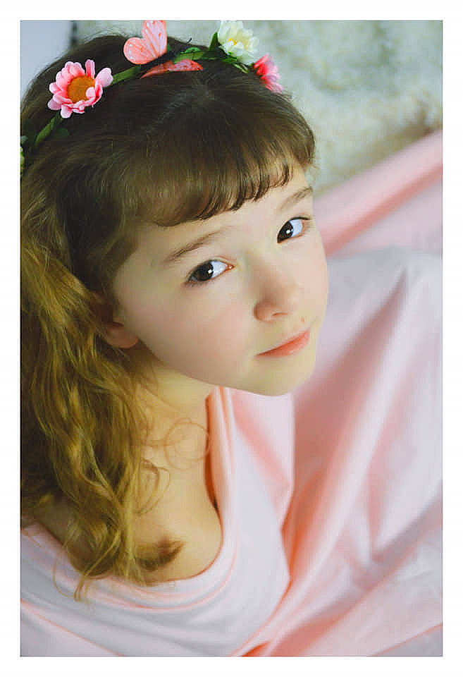 Tina participe au concours pour gagner de l'argent avec cette photo : bangs, black_hair, brown_hair, eyebrow, eyelash, flash_photography, flower, forehead, hair_accessory, happy, headpiece, iris, lip, long_hair, magenta, neck, person, petal, pink, smile