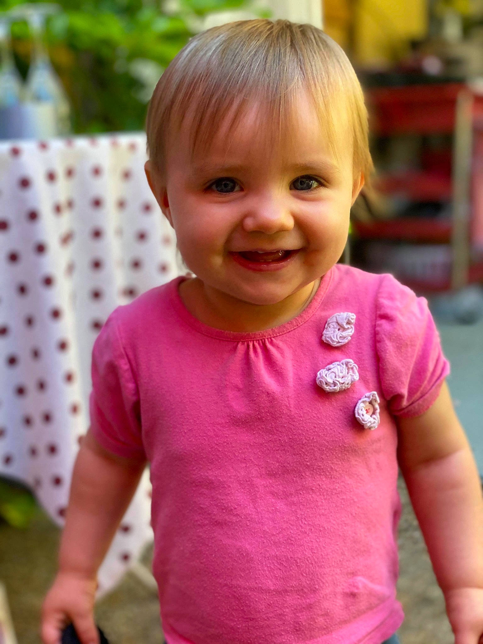 Alyssa a rejoint le concours — aidez-le/la à gagner de superbes lots ! baby, baby_toddler_clothing, blond, cheek, child, child_model, joy, magenta, person, pink, play, skin, sleeve, smile, t_shirt, toddler