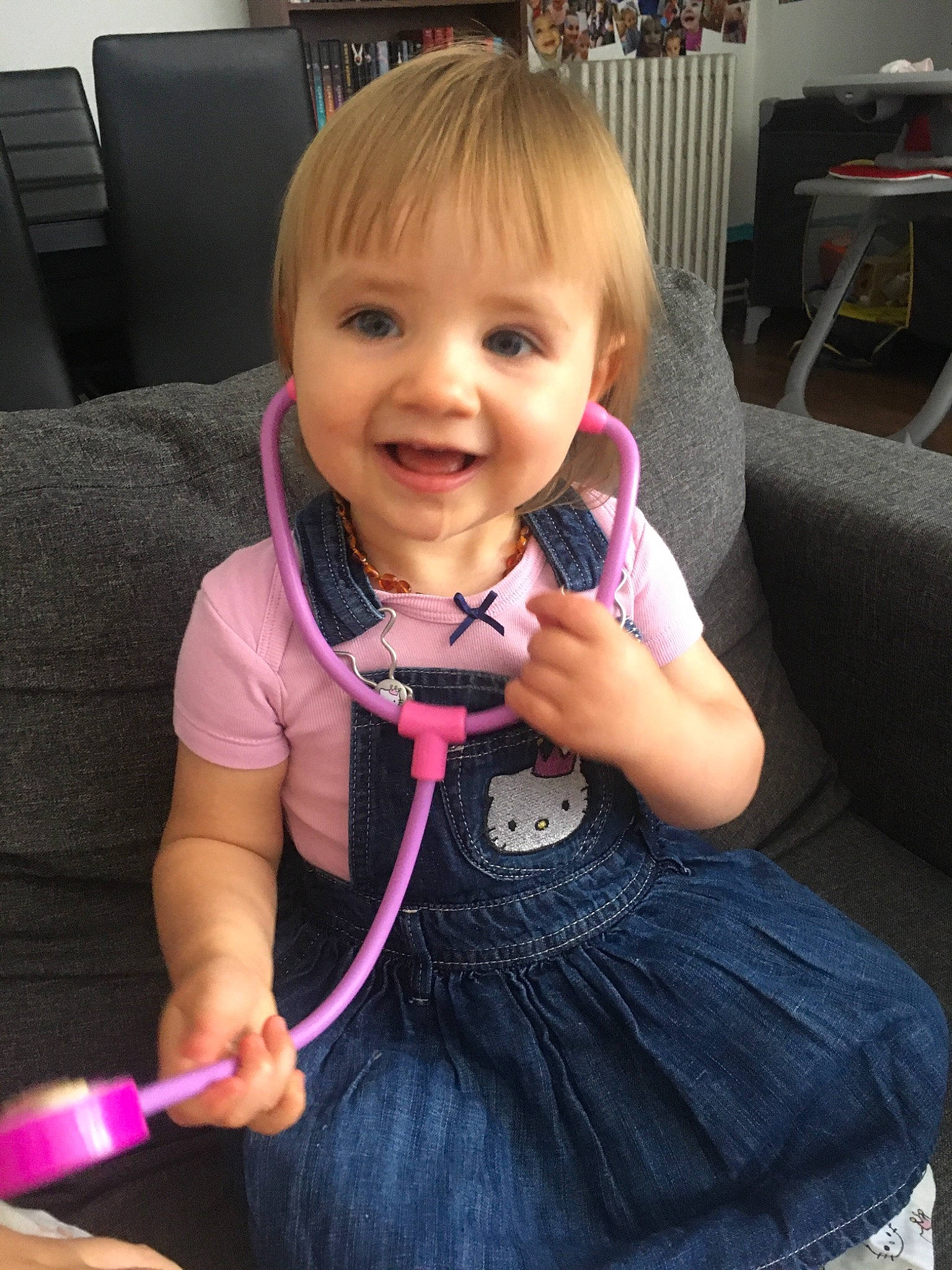 Alyssa participe au concours pour gagner de l'argent avec cette photo : baby, child, electronic_device, joy, magenta, neck, person, pink, play, skin, smile, technology, toddler, tooth