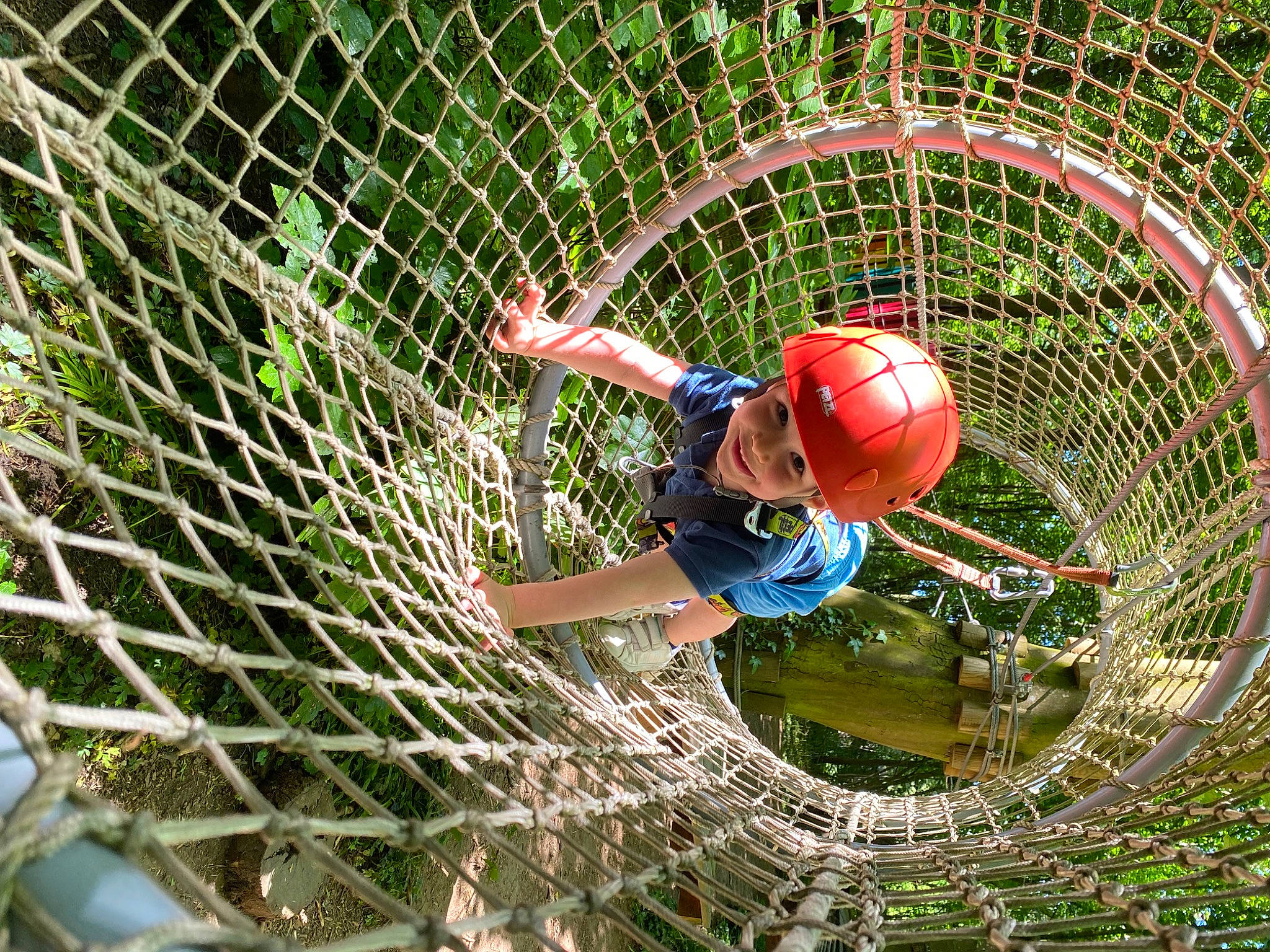 Lenzo participe au concours pour gagner de l'argent avec cette photo : ball, competition_event, football, fun, grass, headwear, helmet, joy, leisure, mesh, nature, net, people_in_nature, person, player, recreation, shorts, soccer_ball, sports, sports_equipment