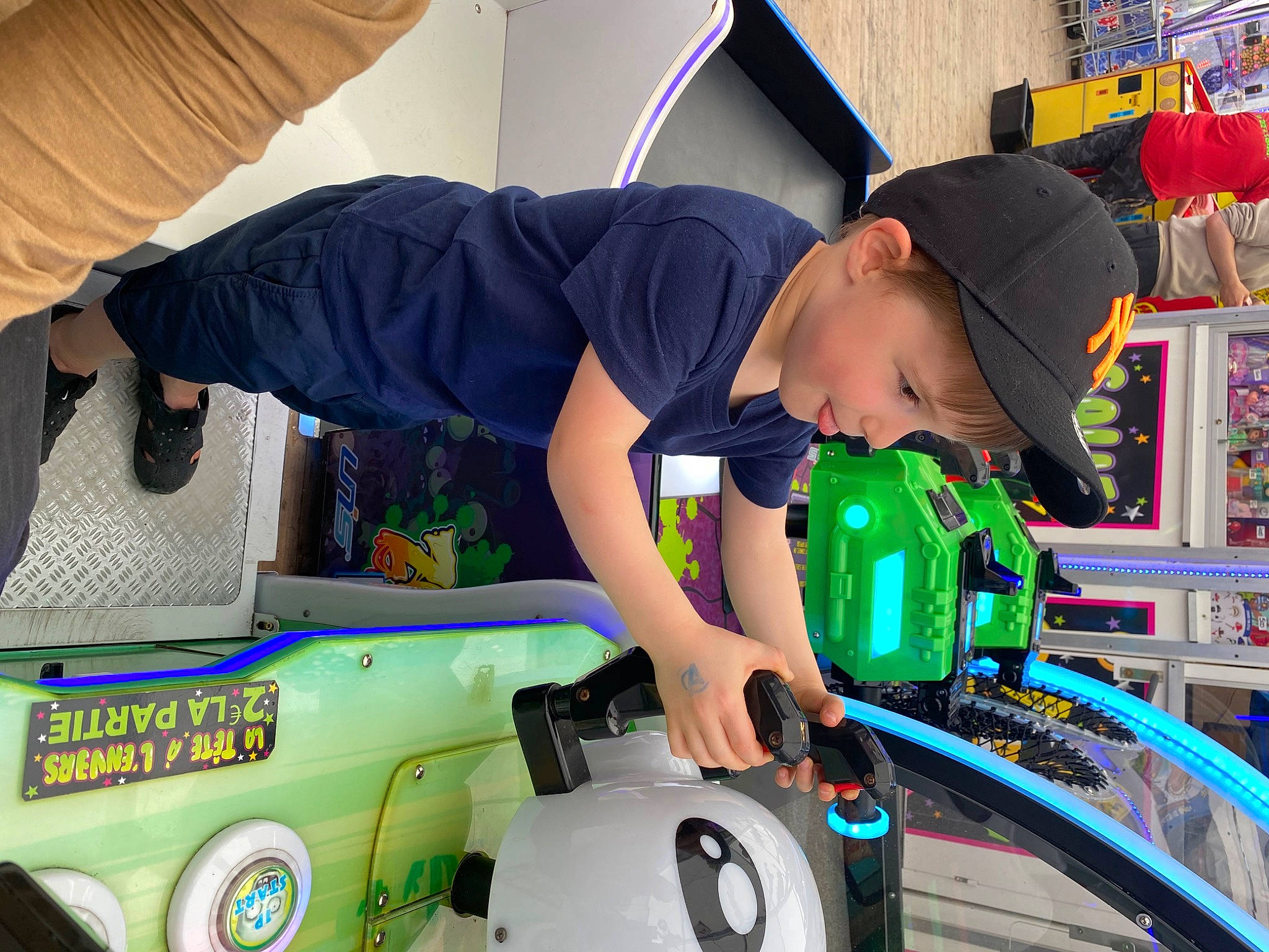 Lenzo a rejoint le concours — aidez-le/la à gagner de superbes lots ! auto_part, automotive_design, automotive_exterior, automotive_tire, chair, child, electric_blue, engineering, fun, gas, hat, headwear, leisure, machine, motor_vehicle, person, personal_protective_equipment, recreation, t_shirt, tire