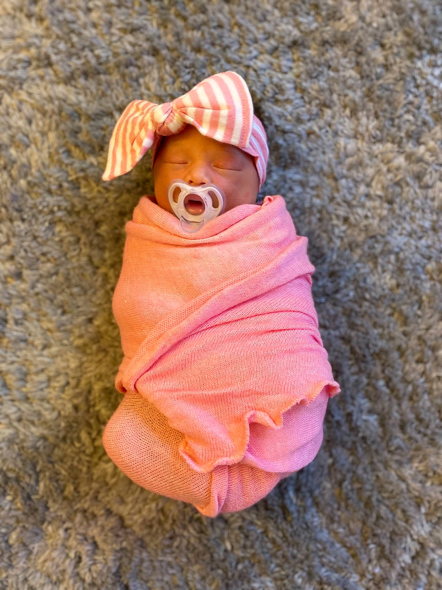 Riverlee is registered to the contest to win money with this photo: baby, baby_products, baby_toddler_clothing, cap, carmine, fashion_accessory, finger, glasses, goggles, headwear, human_body, human_leg, leg, magenta, nail, peach, person, sleeve, sunglasses, toddler