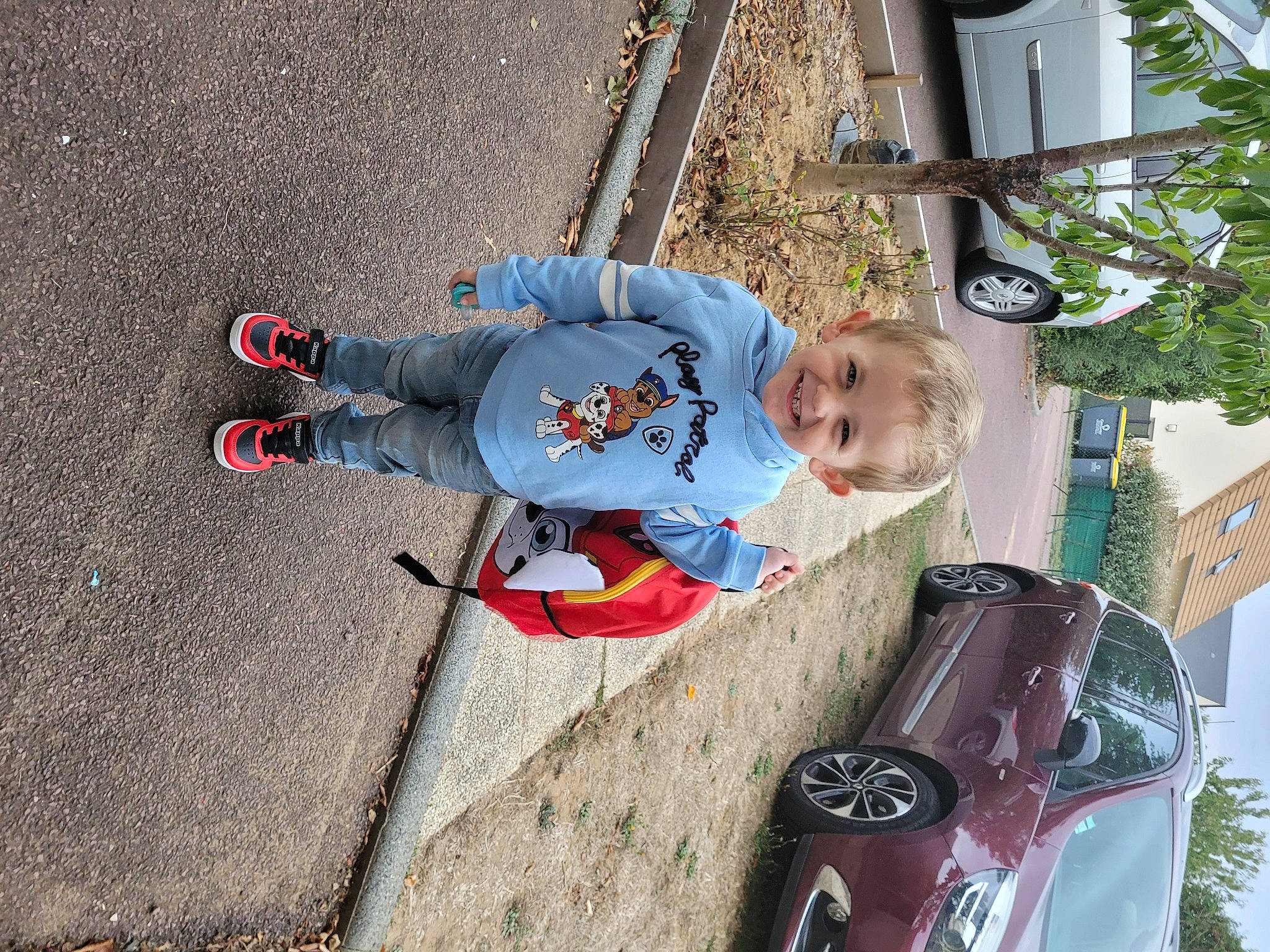 Dylan a rejoint le concours — aidez-le/la à gagner de superbes lots ! asphalt, auto_part, automotive_exterior, automotive_lighting, car, carmine, child, family_car, fun, hood, joy, motor_vehicle, outdoor_shoe, person, smile, tire, toddler, vehicle, vehicle_door, walking_shoe