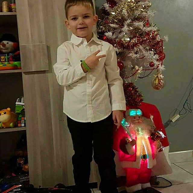 Rafael participe au concours pour gagner de l'argent avec cette photo : boy, car, child, christmas, clothing, coat, face, festival, footwear, head, machine, male, pants, person, photography, portrait, shoe, transportation, vehicle, wheel