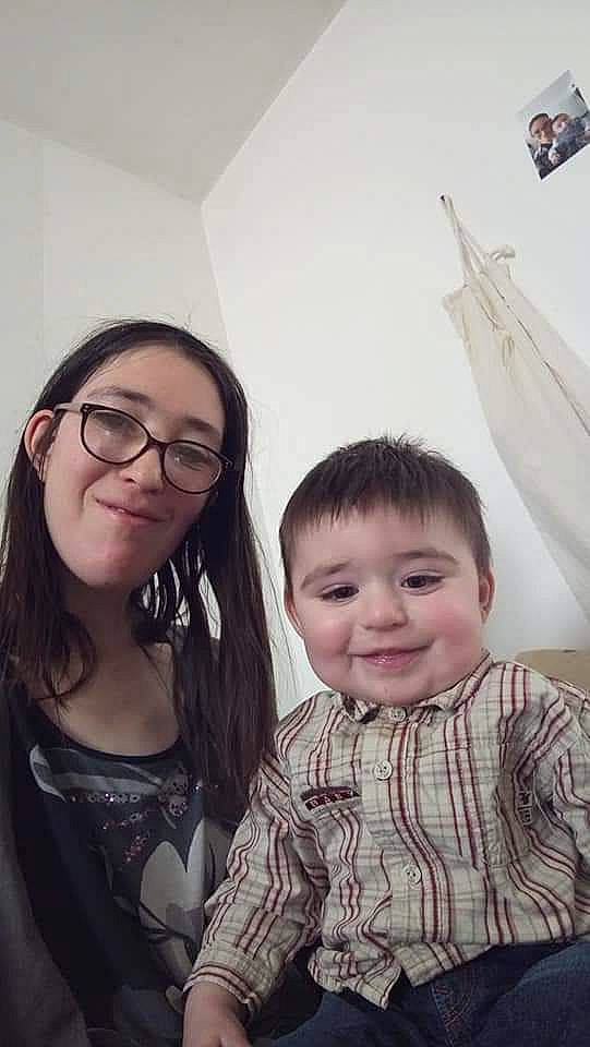 Enzo a rejoint le concours — aidez-le/la à gagner de superbes lots ! baby, blurred, child, eyewear, fun, glasses, hair, hairstyle, happy, human, joy, outerwear, person, product, shoulder, skin, sleeve, smile, standing, t_shirt