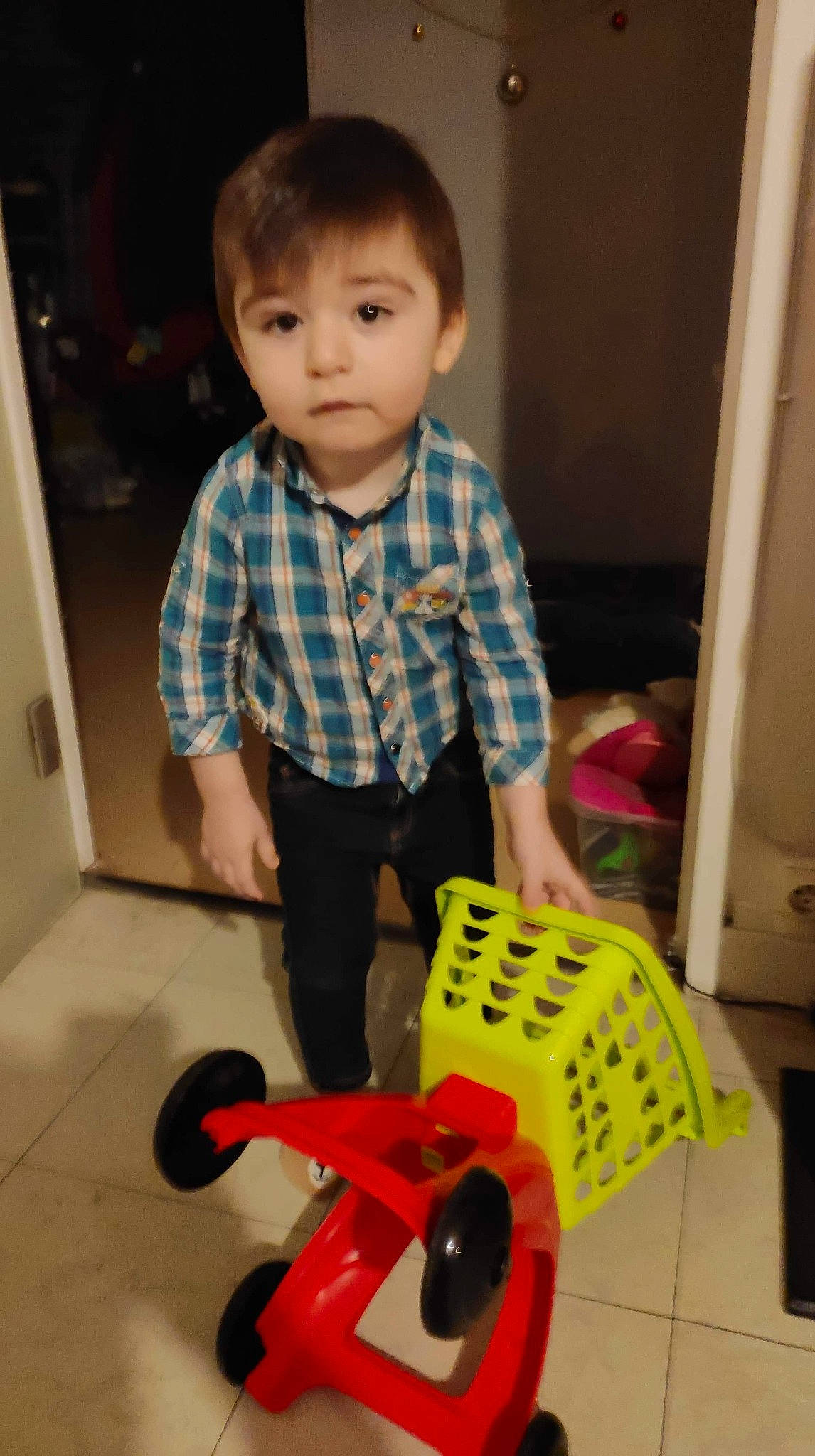 Enzo participe au concours pour gagner de l'argent avec cette photo : automotive_tire, automotive_wheel_system, baby_toddler_clothing, bicycle_tire, dress_shirt, electric_blue, fun, pattern, person, plaid, riding_toy, sitting, sleeve, t_shirt, tartan, tie, tire, toddler, toy, vehicle